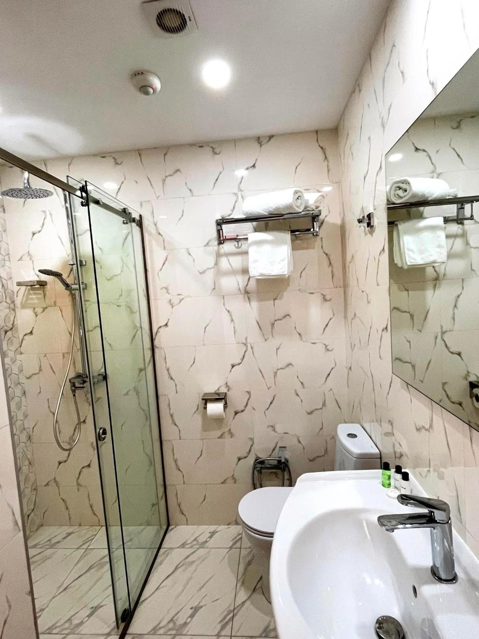 Shower in GOLDEN IR-ME_NI