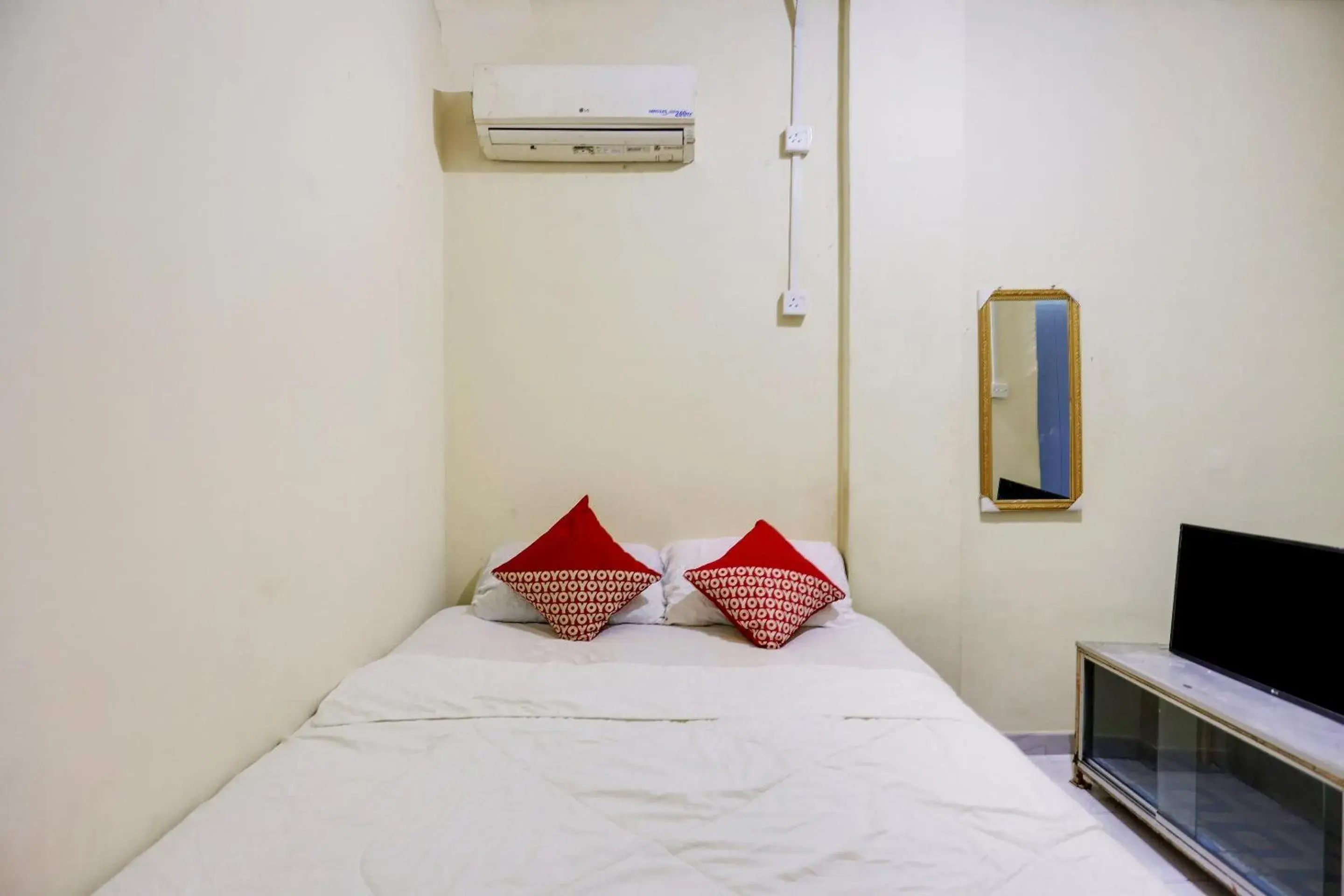 Bedroom, Bed in Hotel O Ringin Pitu 1 Syariah Bedroom, Bed in Hotel O Ringin Pitu 1 Syariah