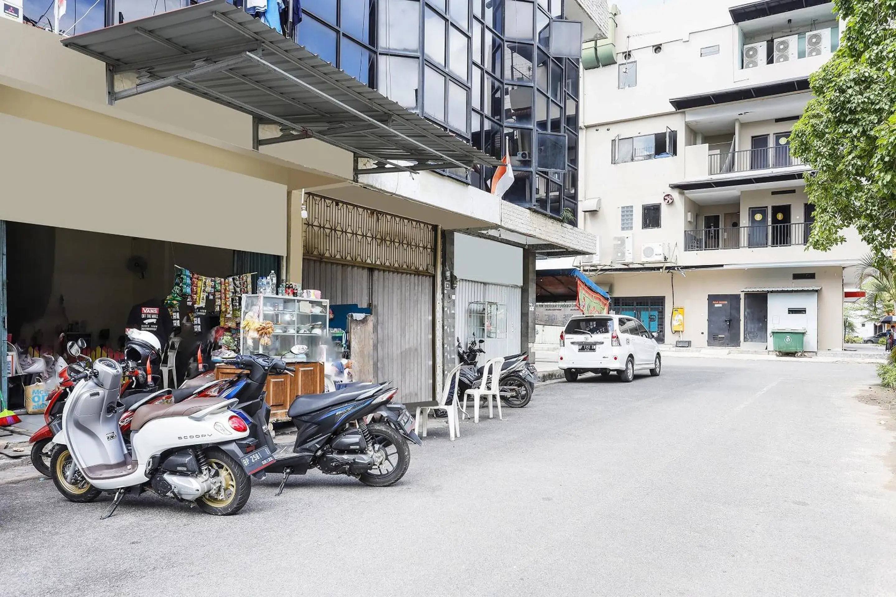 Facade/entrance in Hotel O Ringin Pitu 2 SyariahNearAnugrah Sinar Lautan Facade/entrance in Hotel O Ringin Pitu 2 SyariahNearAnugrah Sinar Lautan