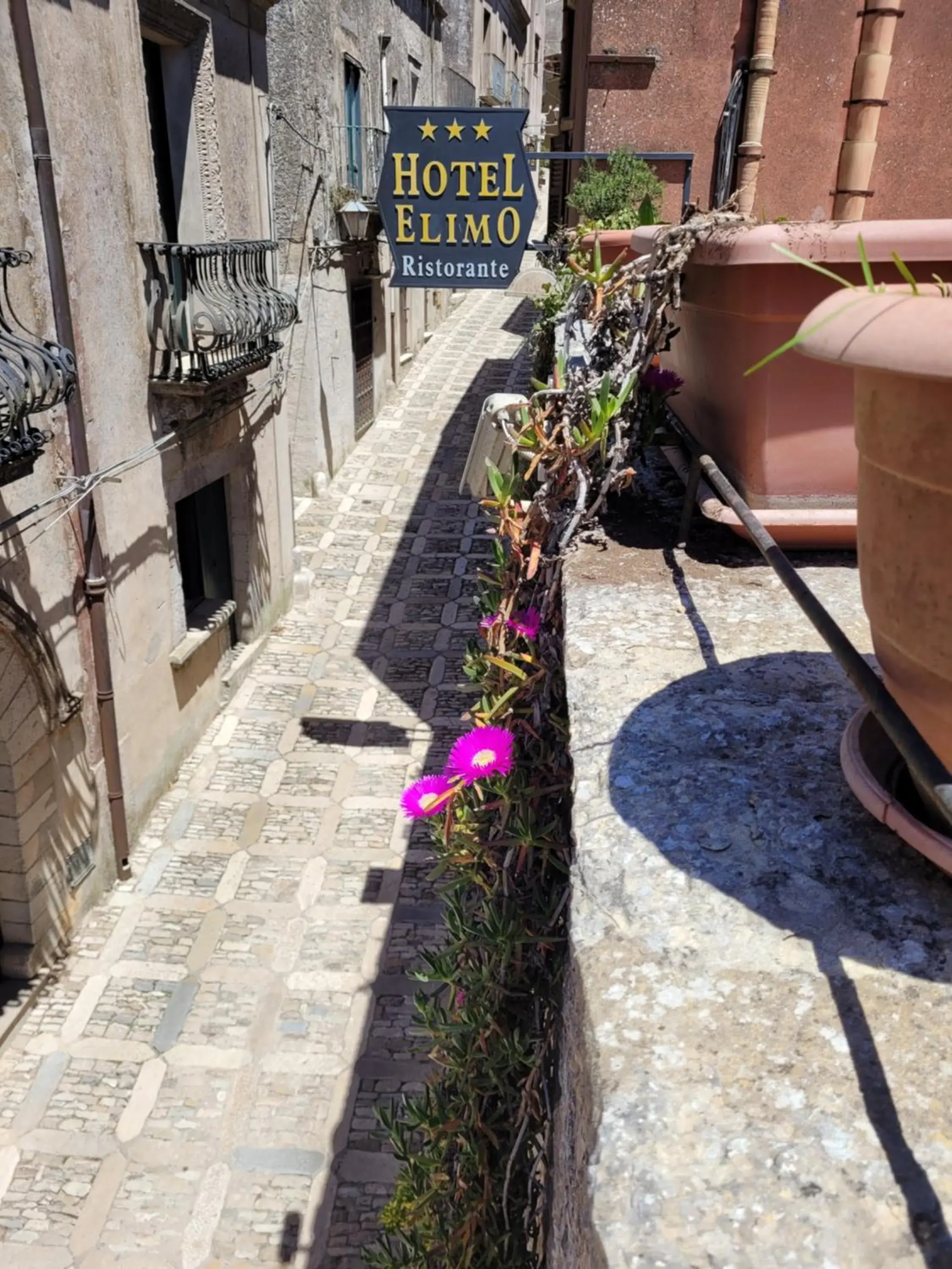 Facade/entrance in Hotel Elimo Facade/entrance in Hotel Elimo
