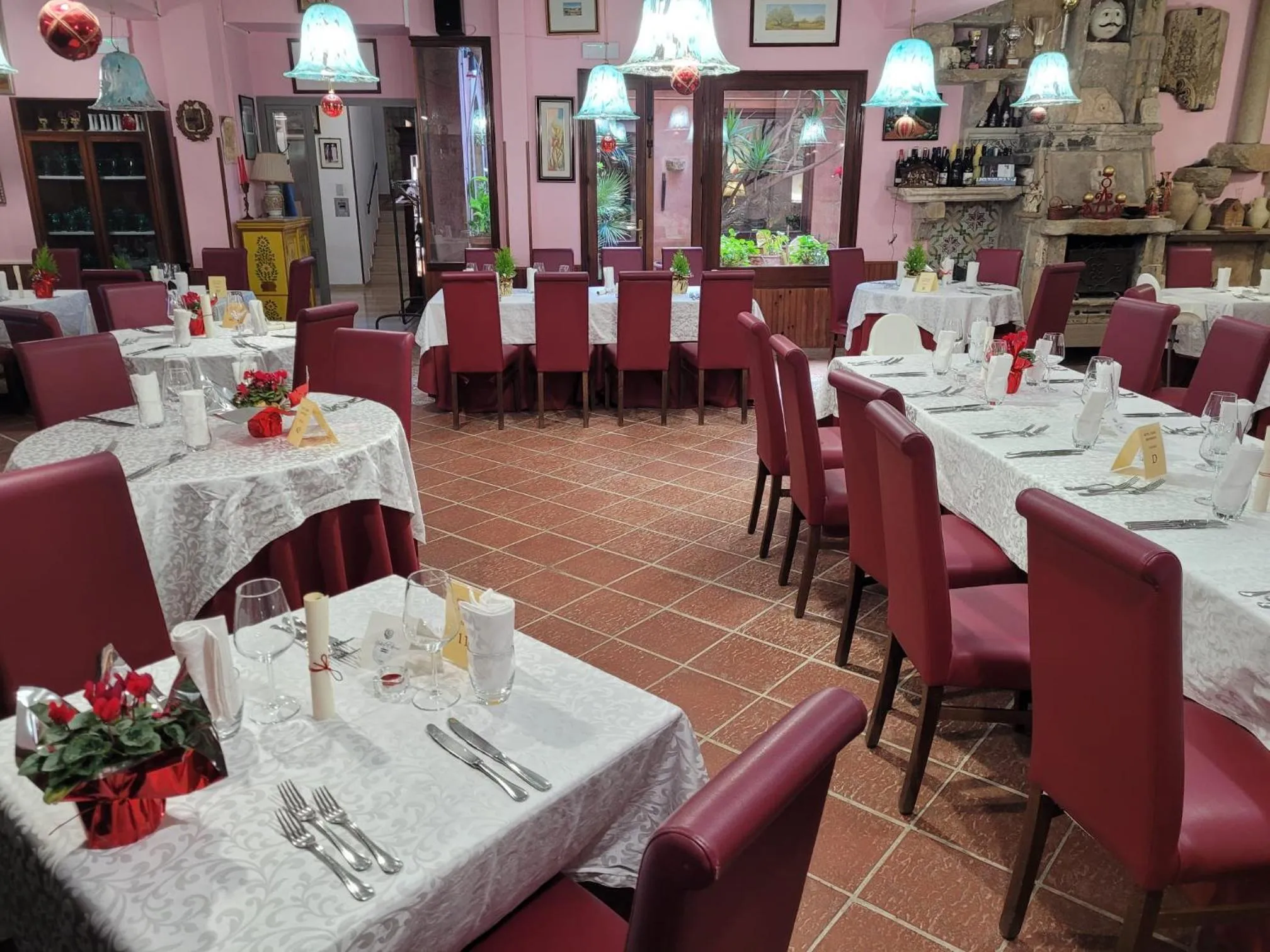 Restaurant/places to eat in Hotel Elimo