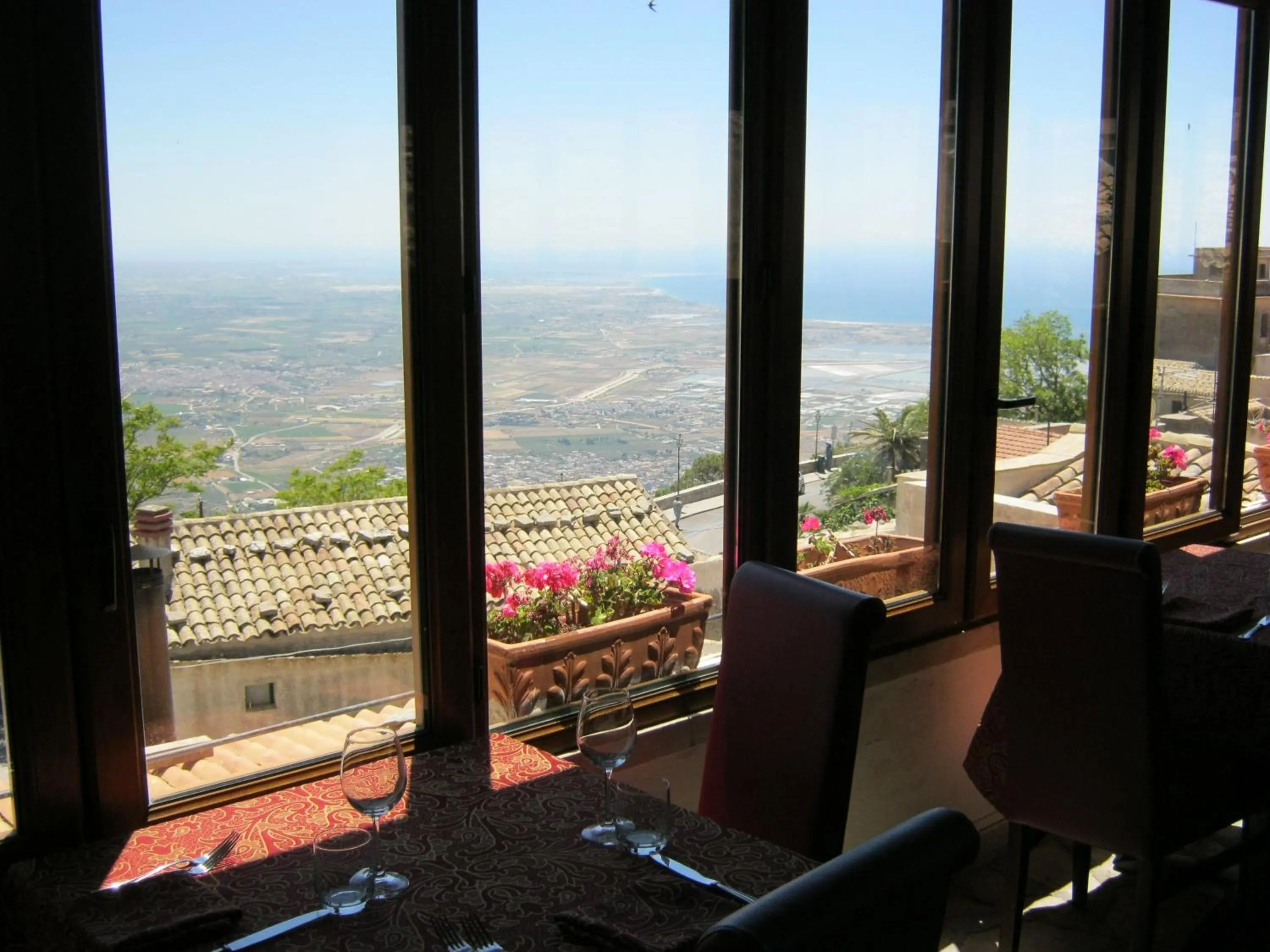 Restaurant/places to eat in Hotel Elimo