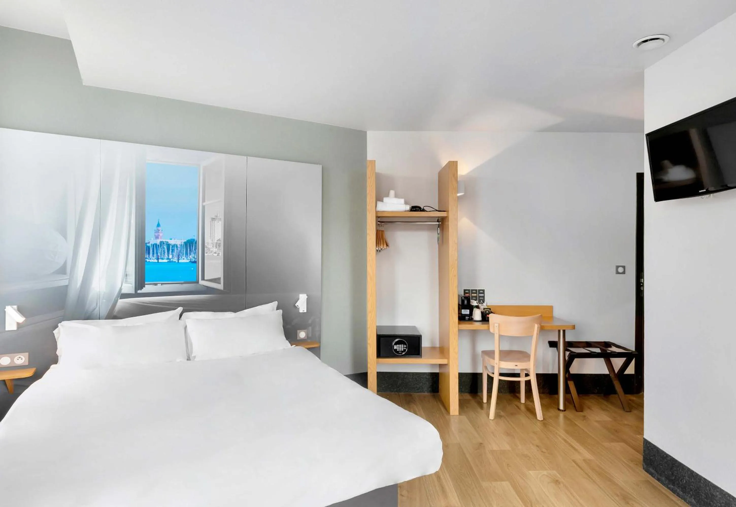 Bedroom, Bed in B&B HOTEL Dunkerque Centre Gare