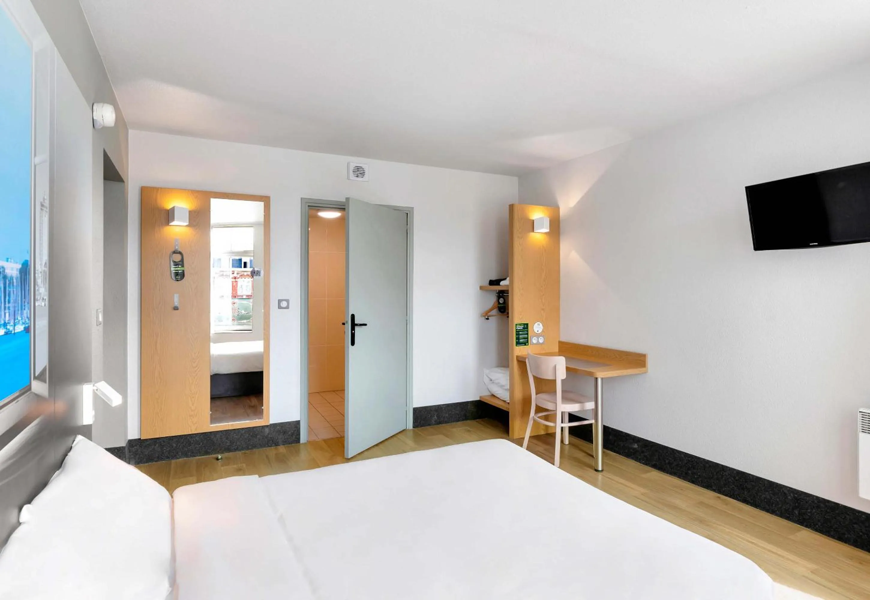 Bedroom, Bed in B&B HOTEL Dunkerque Centre Gare