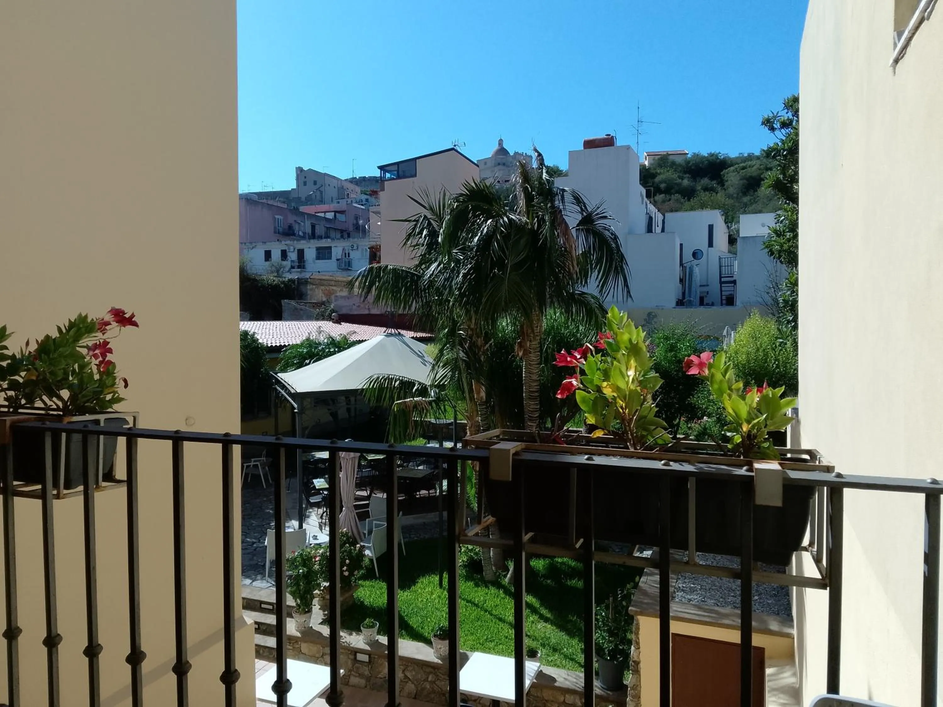 Garden in Hotel Garibaldi