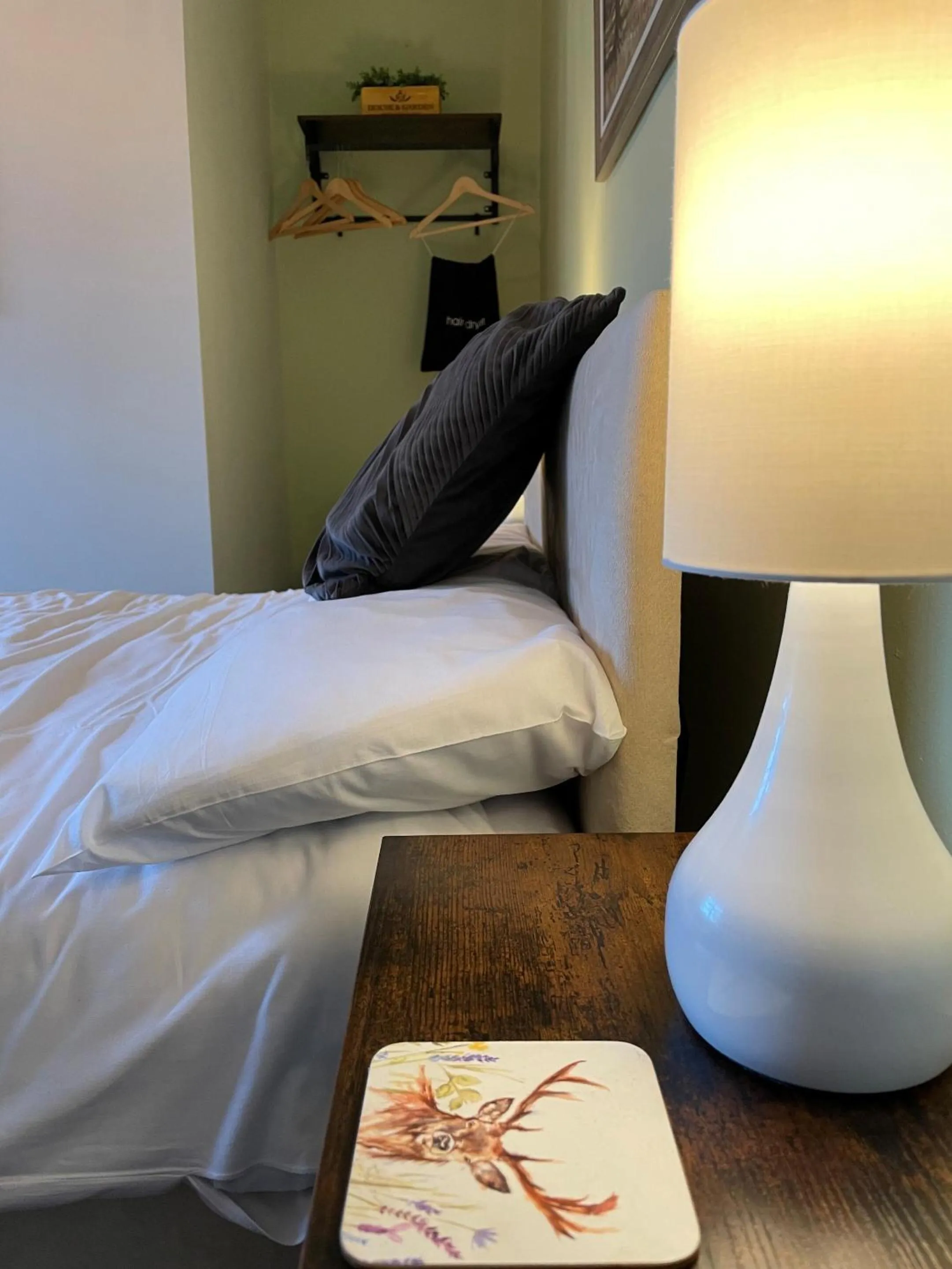 Bedroom, Bed in Red Lion