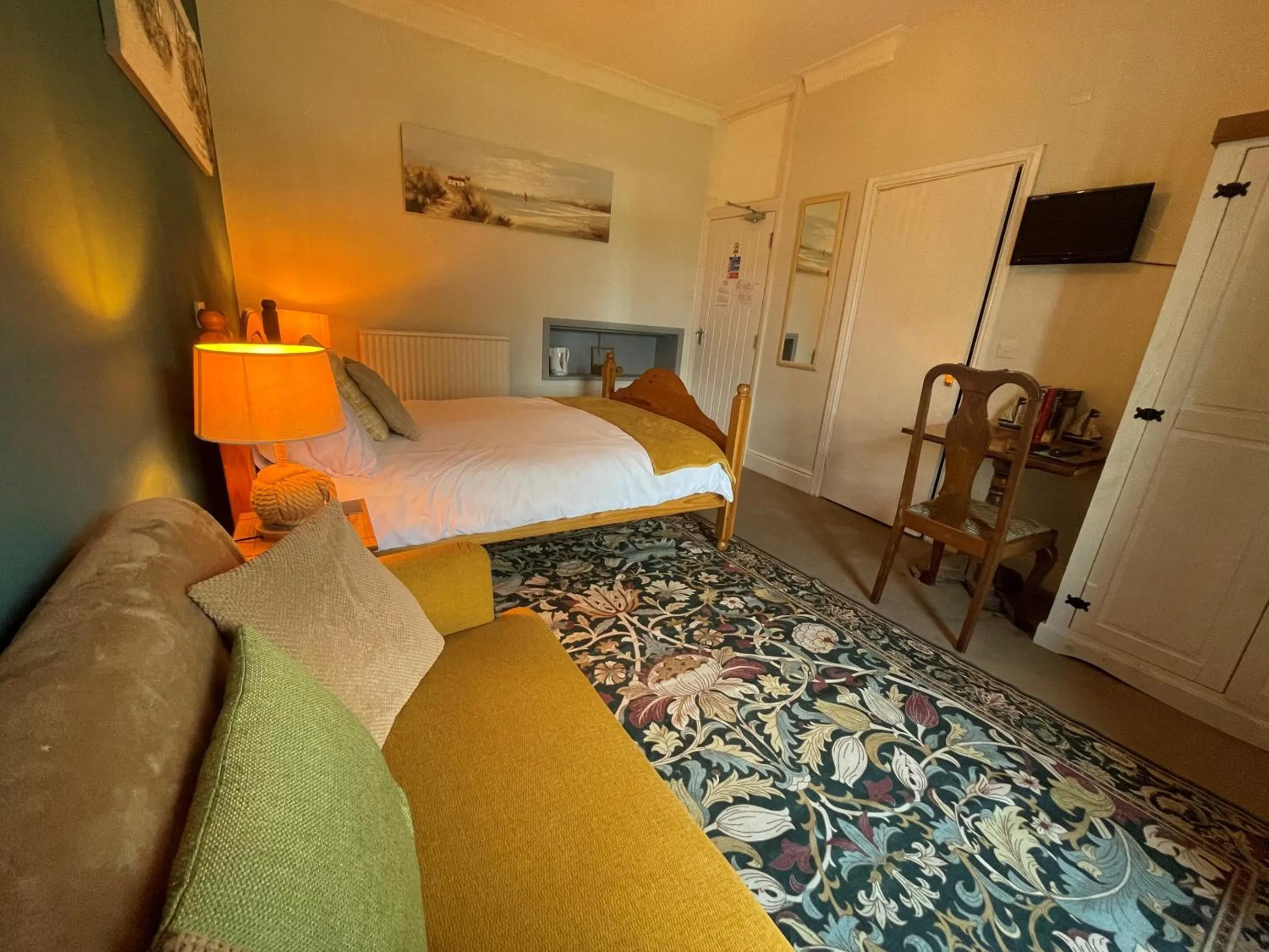 Bedroom, Bed in Red Lion