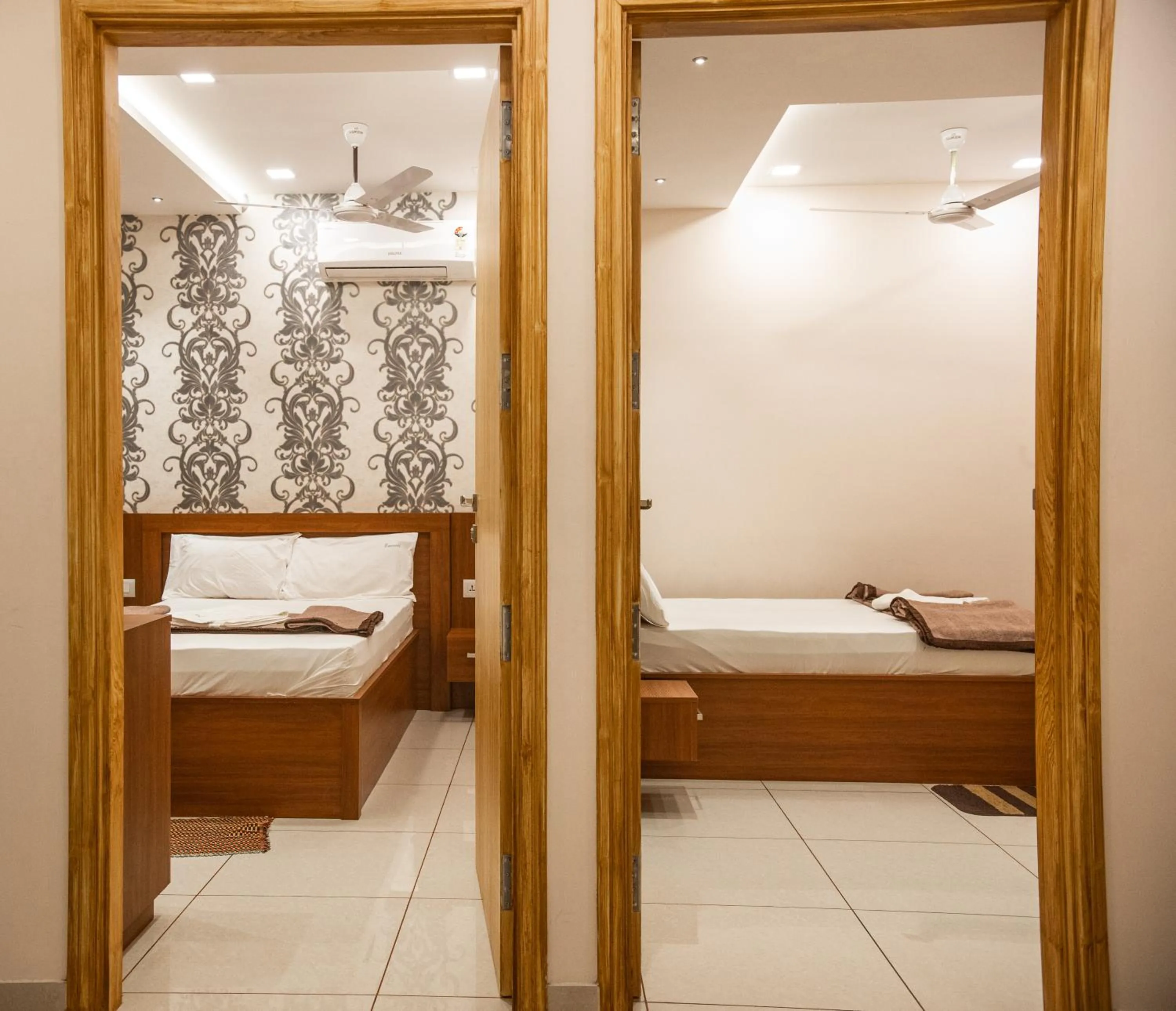 Photo of the whole room, Bed in Emerald Royal Residency