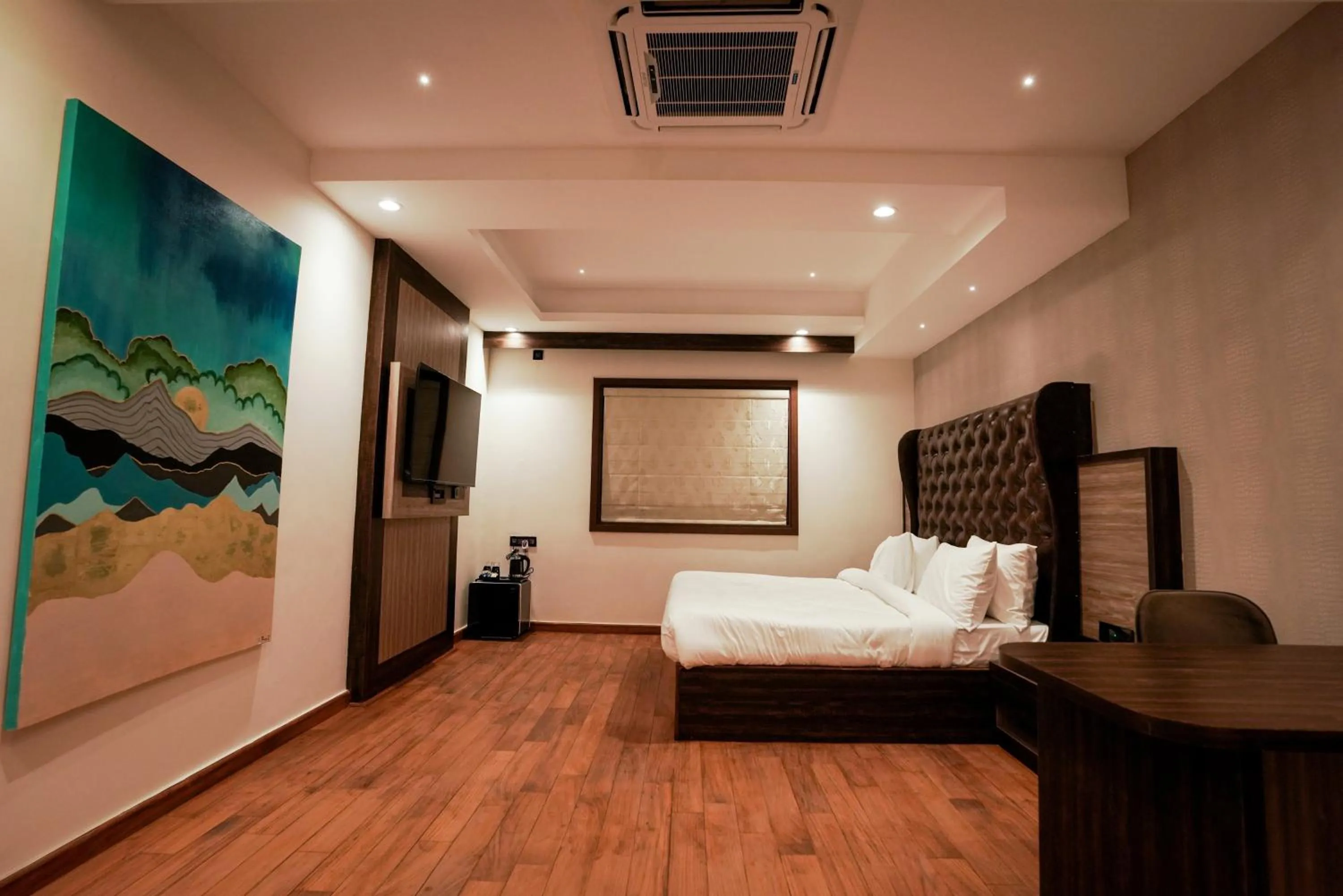 Photo of the whole room, Bed in Royal Ritz