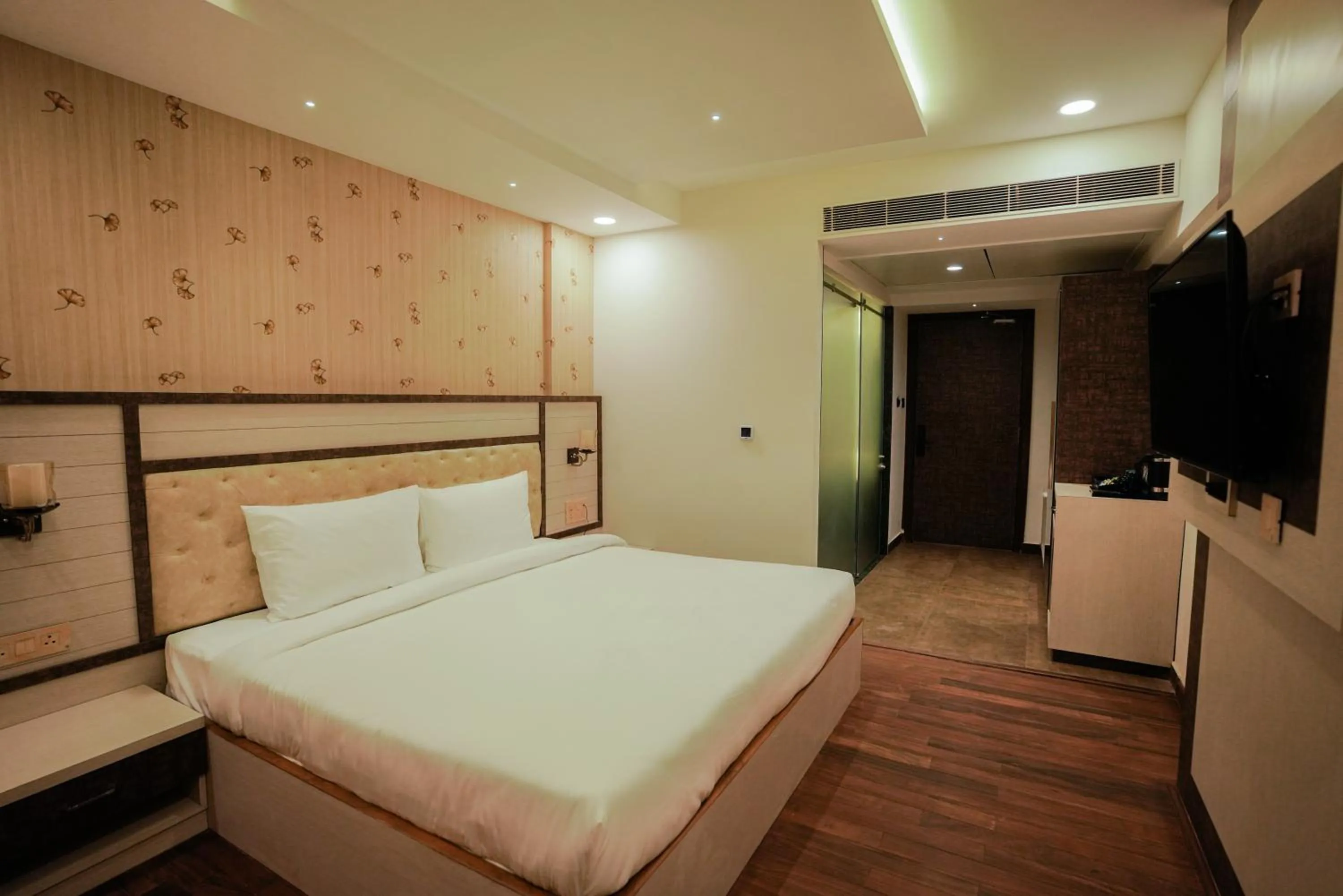 Photo of the whole room, Bed in Royal Ritz