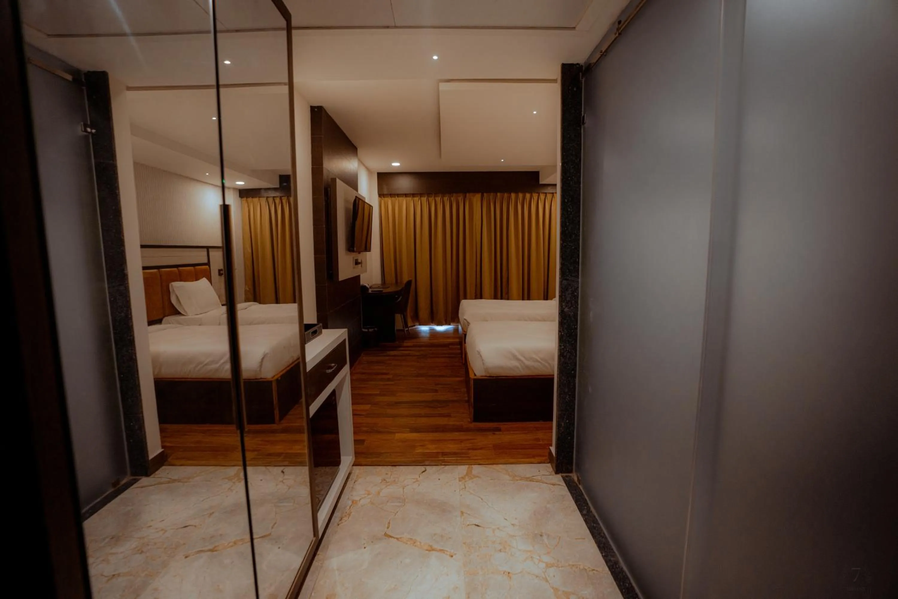 Photo of the whole room, Bed in Royal Ritz