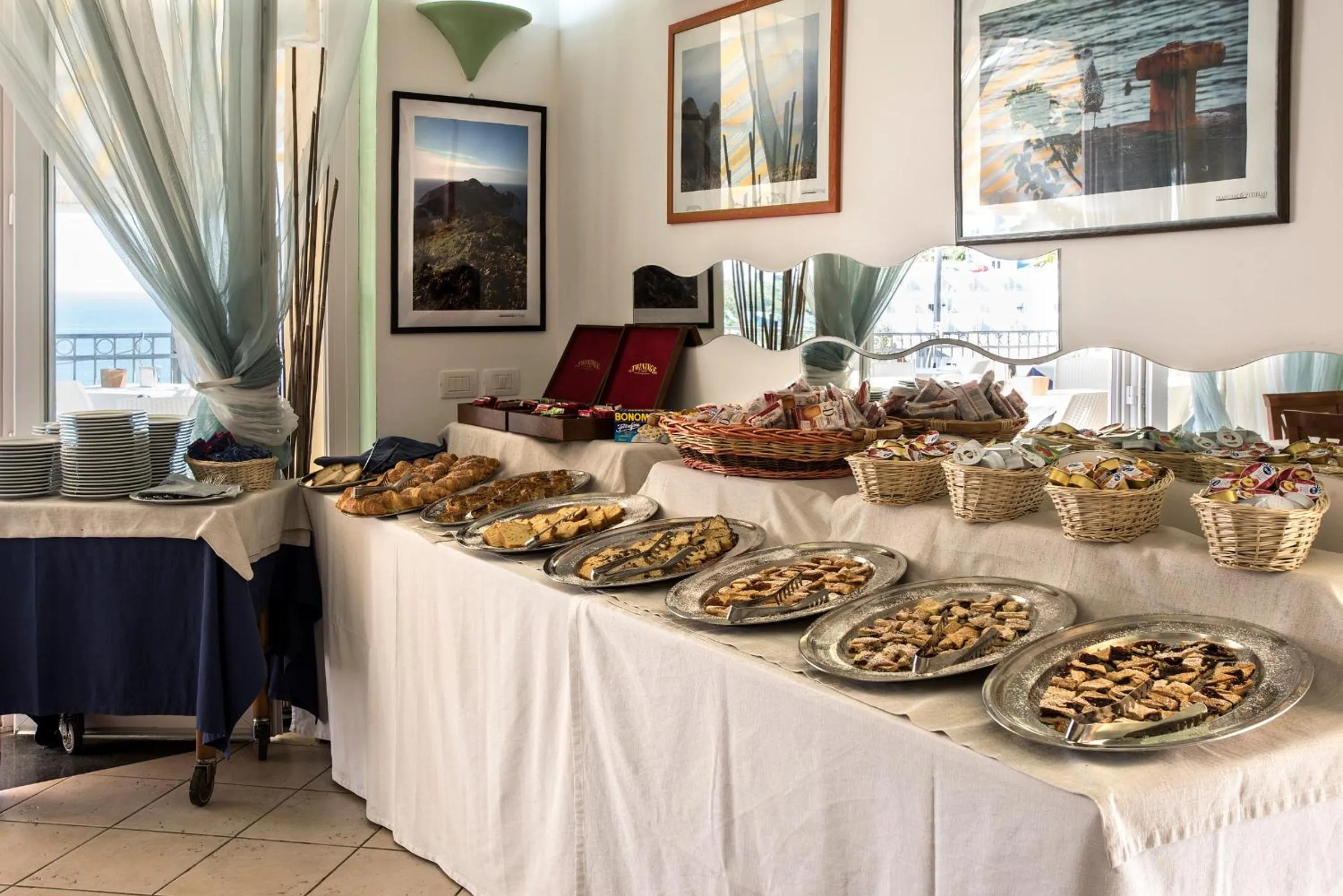 Buffet breakfast in Hotel Villaggio Dei Pescatori
