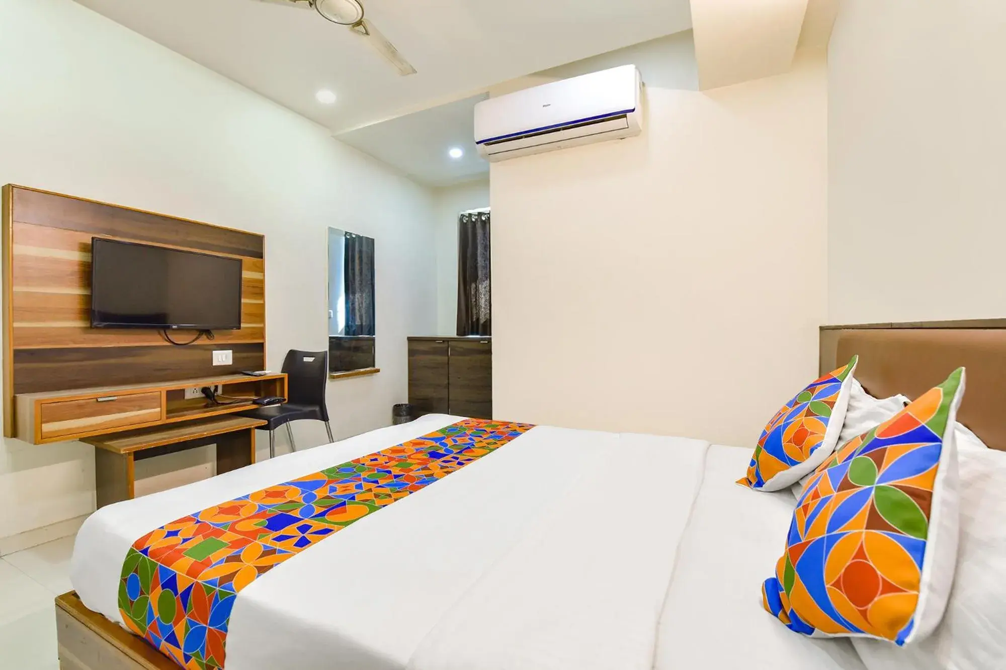 TV and multimedia, Bed in FabHotel Crystal - Nr Odau Ring Road TV and multimedia, Bed in FabHotel Crystal - Nr Odau Ring Road