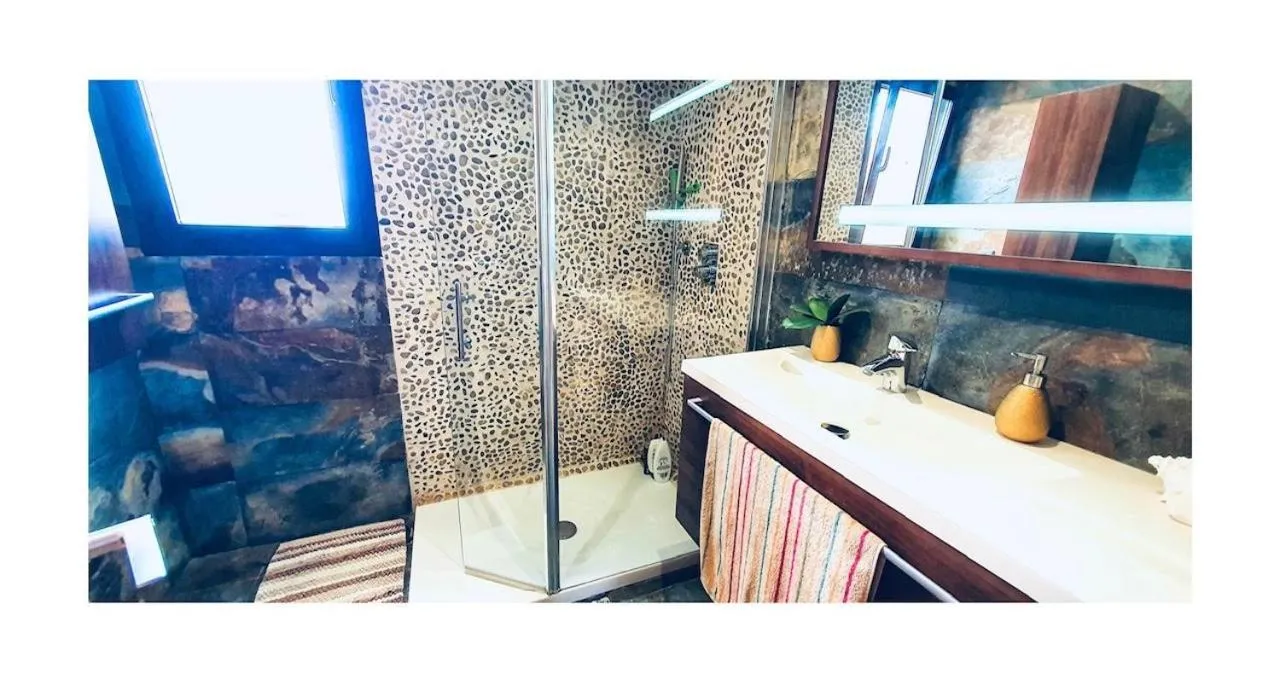 Lovely penthouse condo with pool