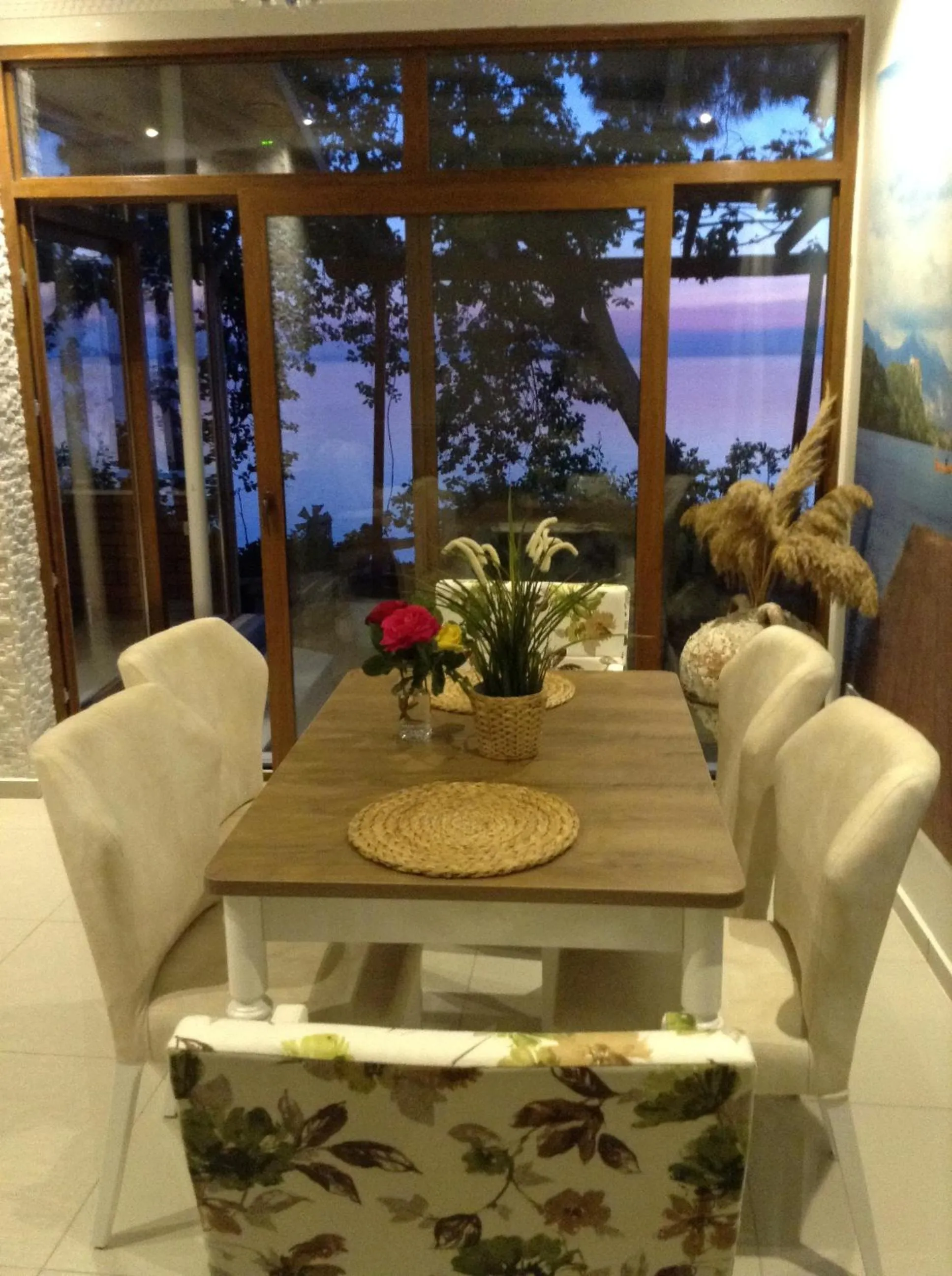 Restaurant/places to eat in Mola Hotel