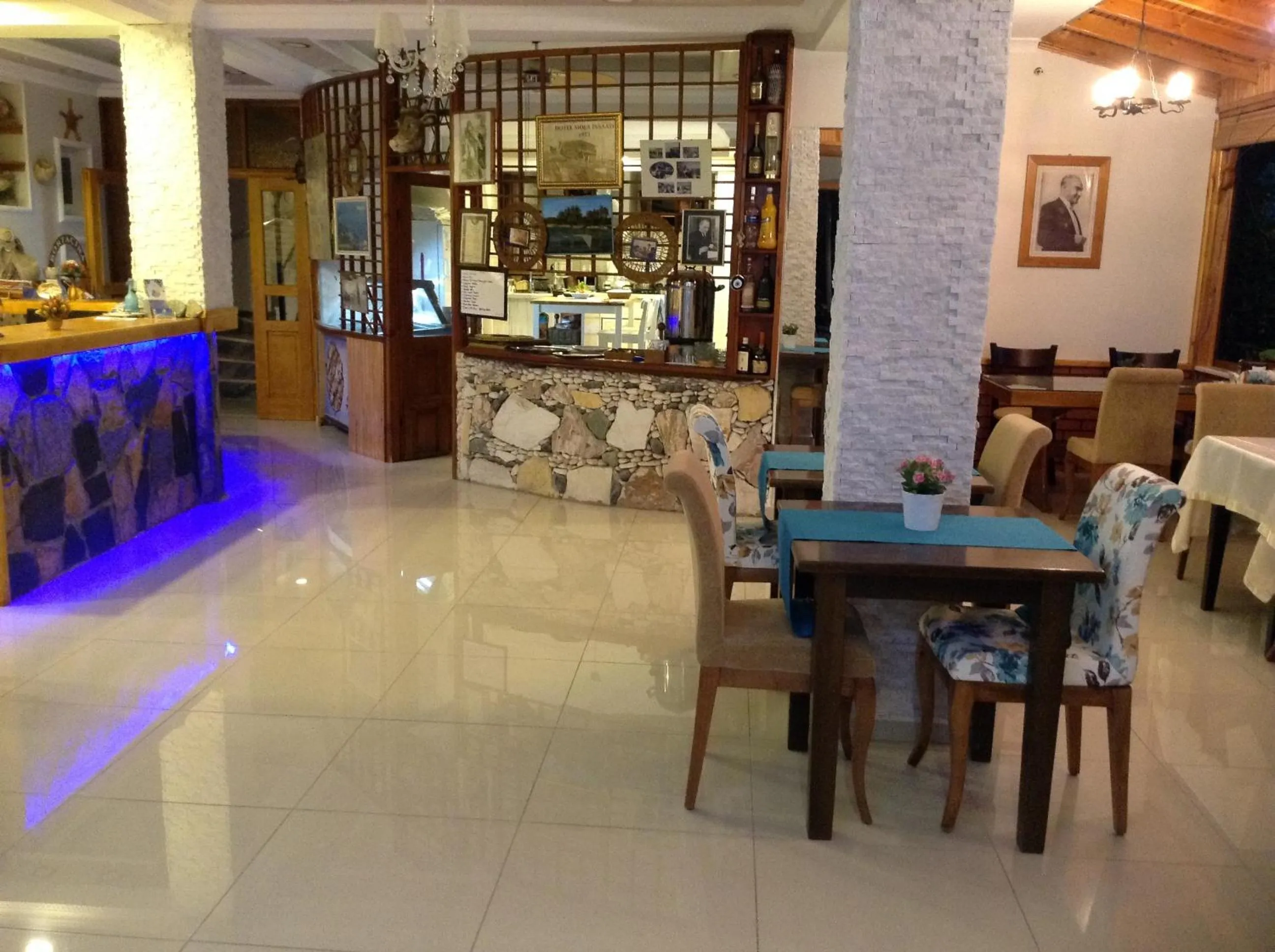 Restaurant/places to eat in Mola Hotel