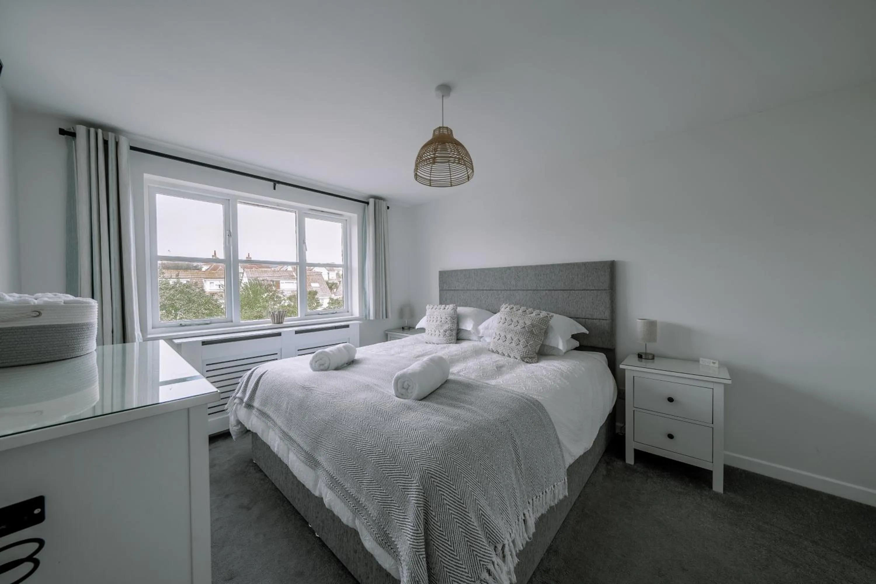 HighTide - 2 bed with parking, balcony & sea view.