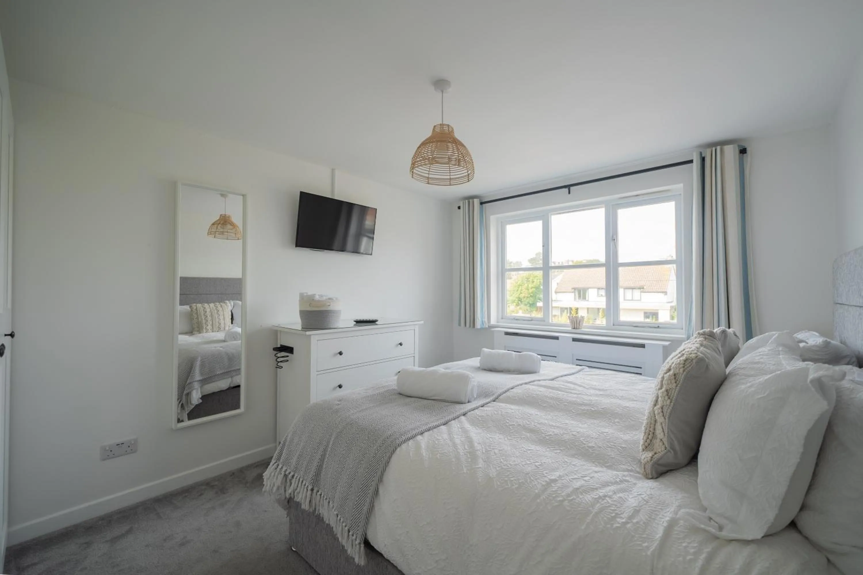 HighTide - 2 bed with parking, balcony & sea view.