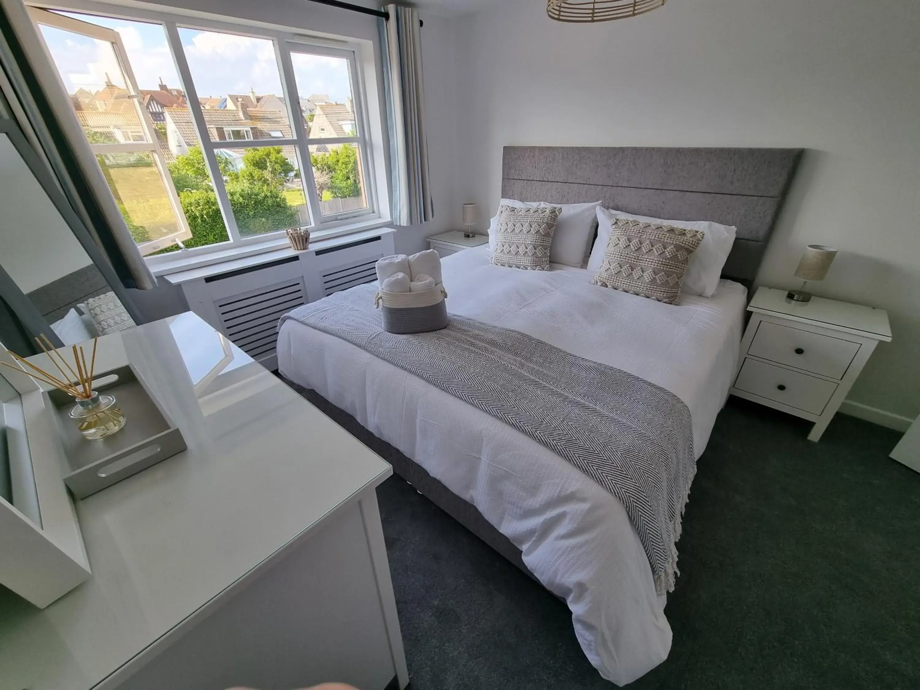 HighTide - 2 bed with parking, balcony & sea view. HighTide - 2 bed with parking, balcony & sea view.