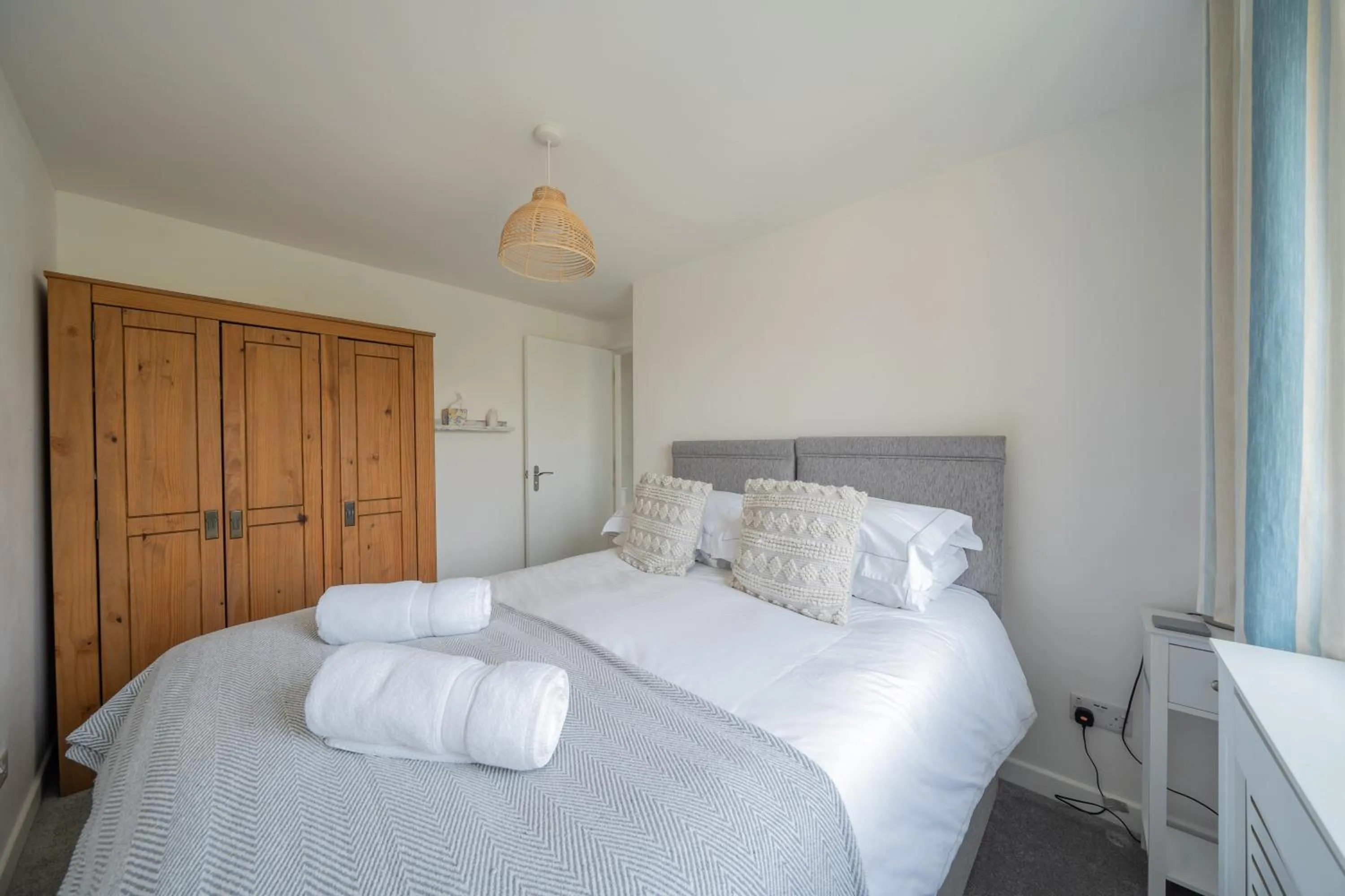 HighTide - 2 bed with parking, balcony & sea view.