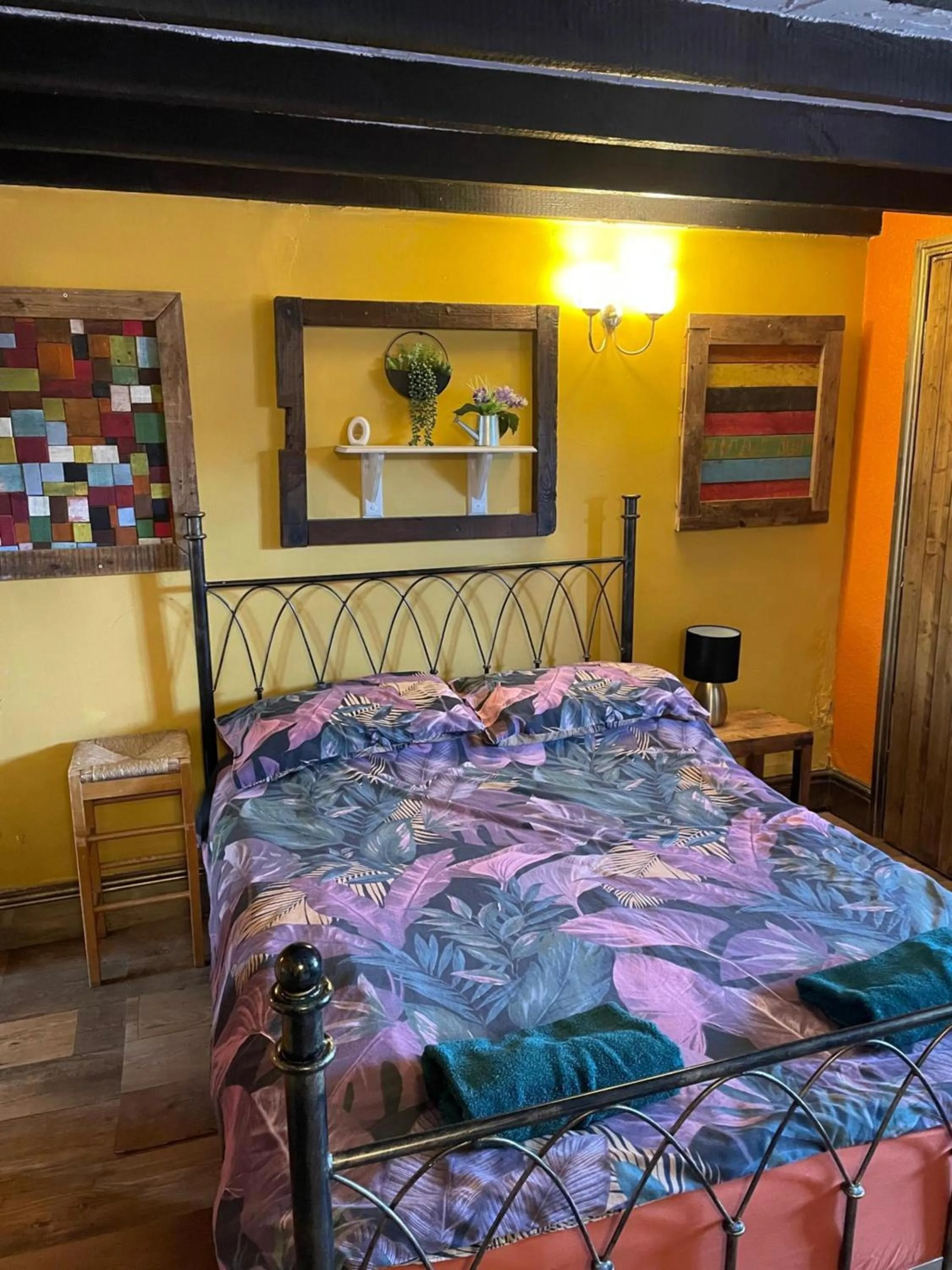 Bed in OYO Yarm Cottages