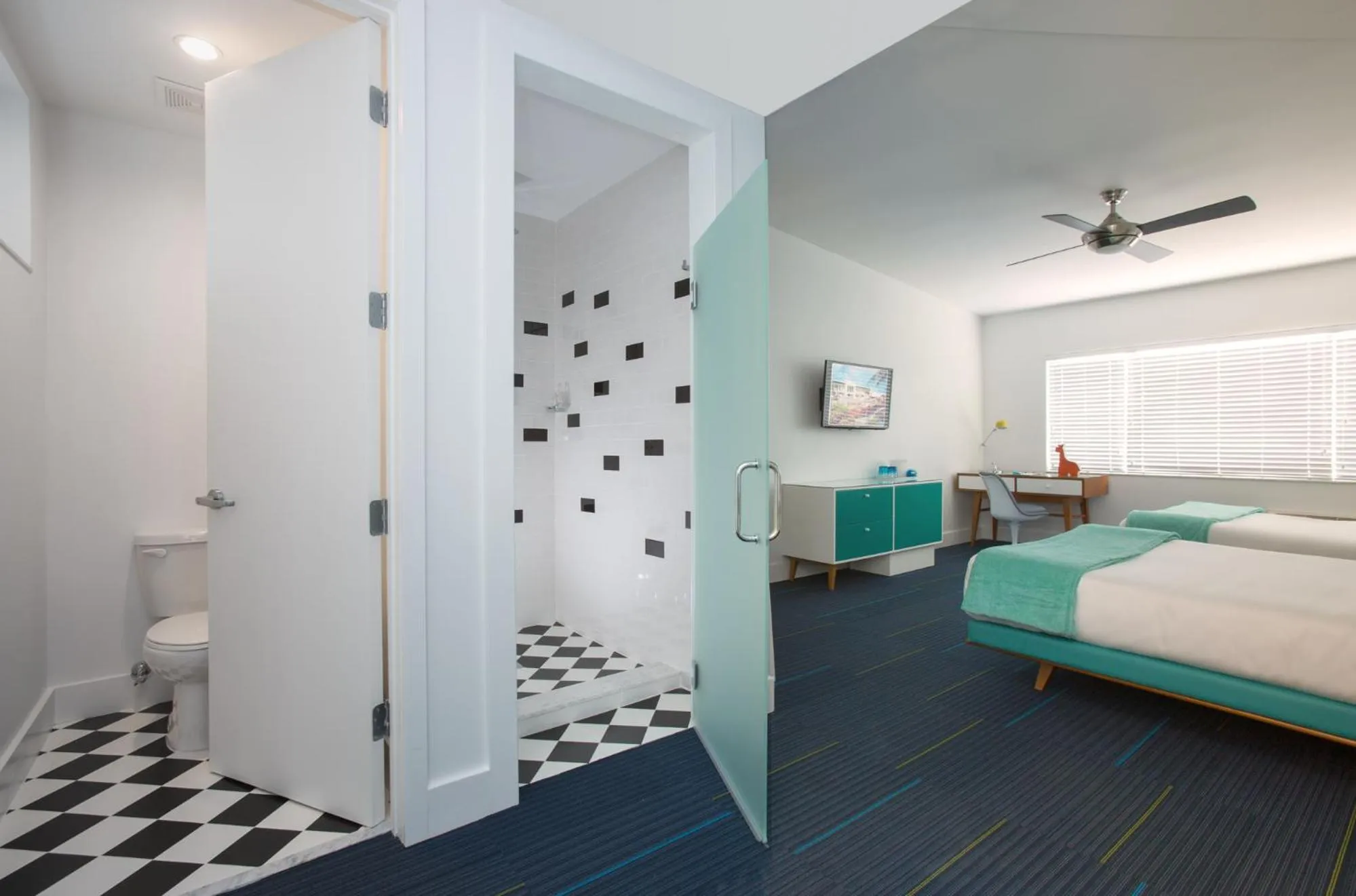 Shower, Bed in The Vagabond Hotel Miami