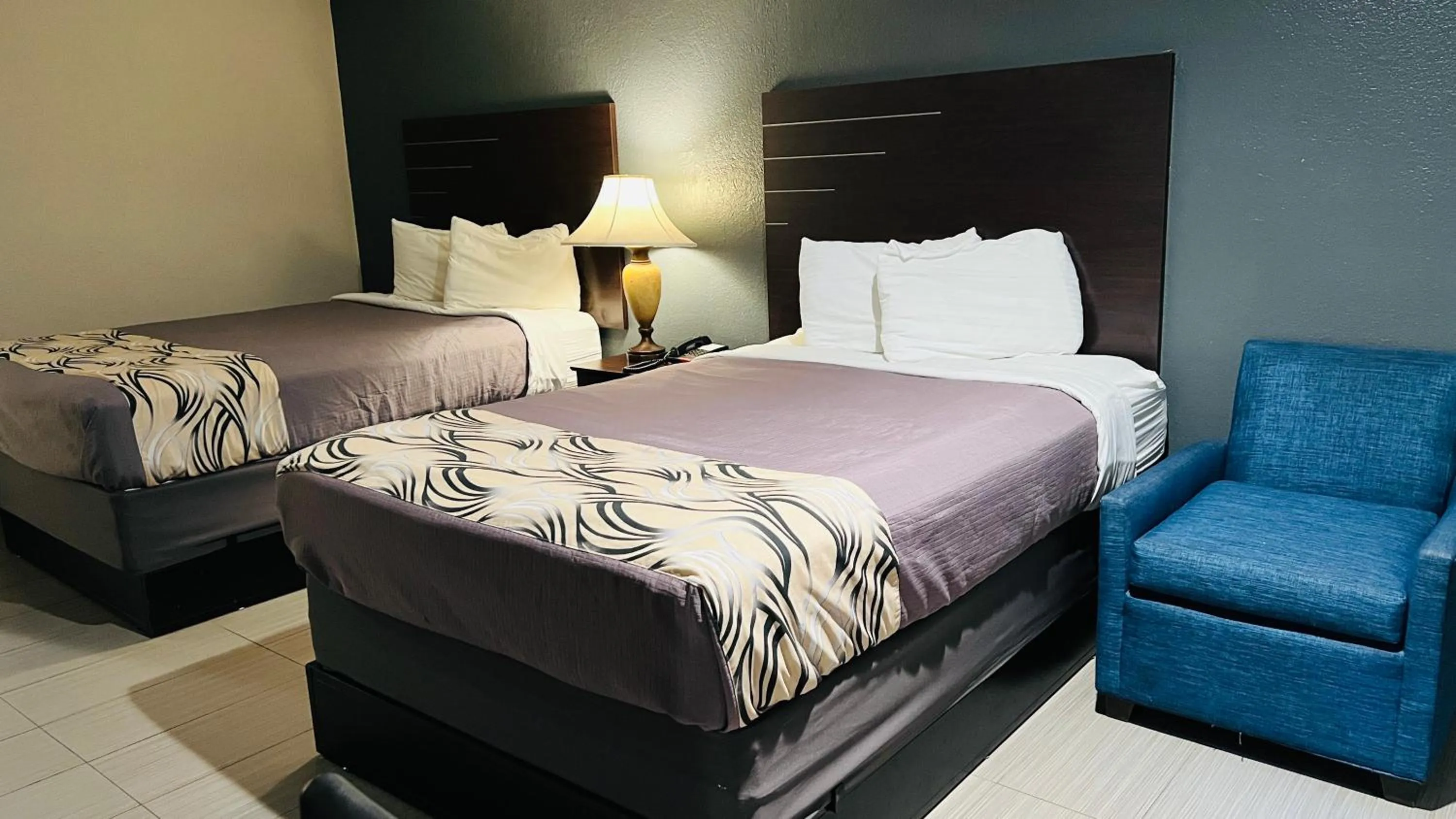 Bed in REGENCY INN & SUITS