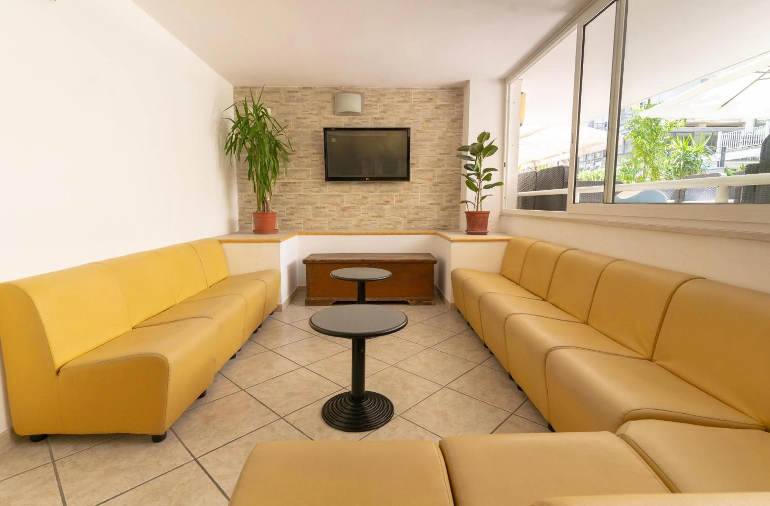 Communal lounge/ TV room in Hotel Villa Isola