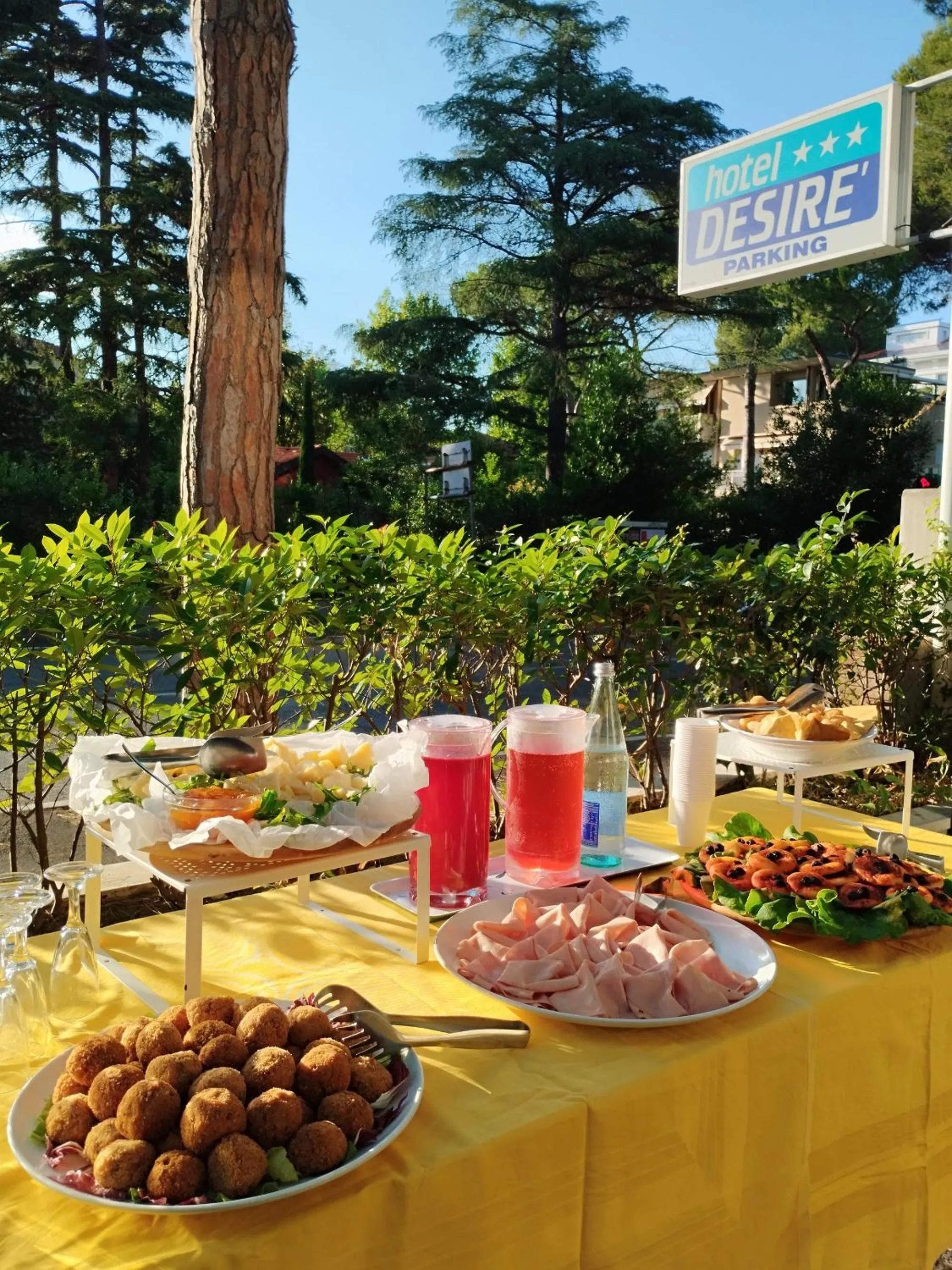 Food and drinks in Hotel Desire'