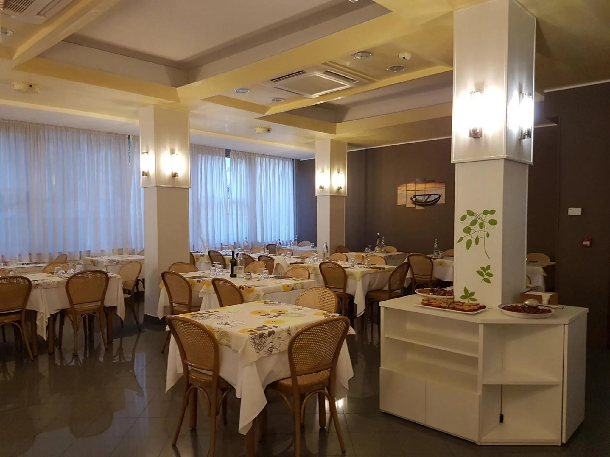 Restaurant/places to eat in Hotel Desire'