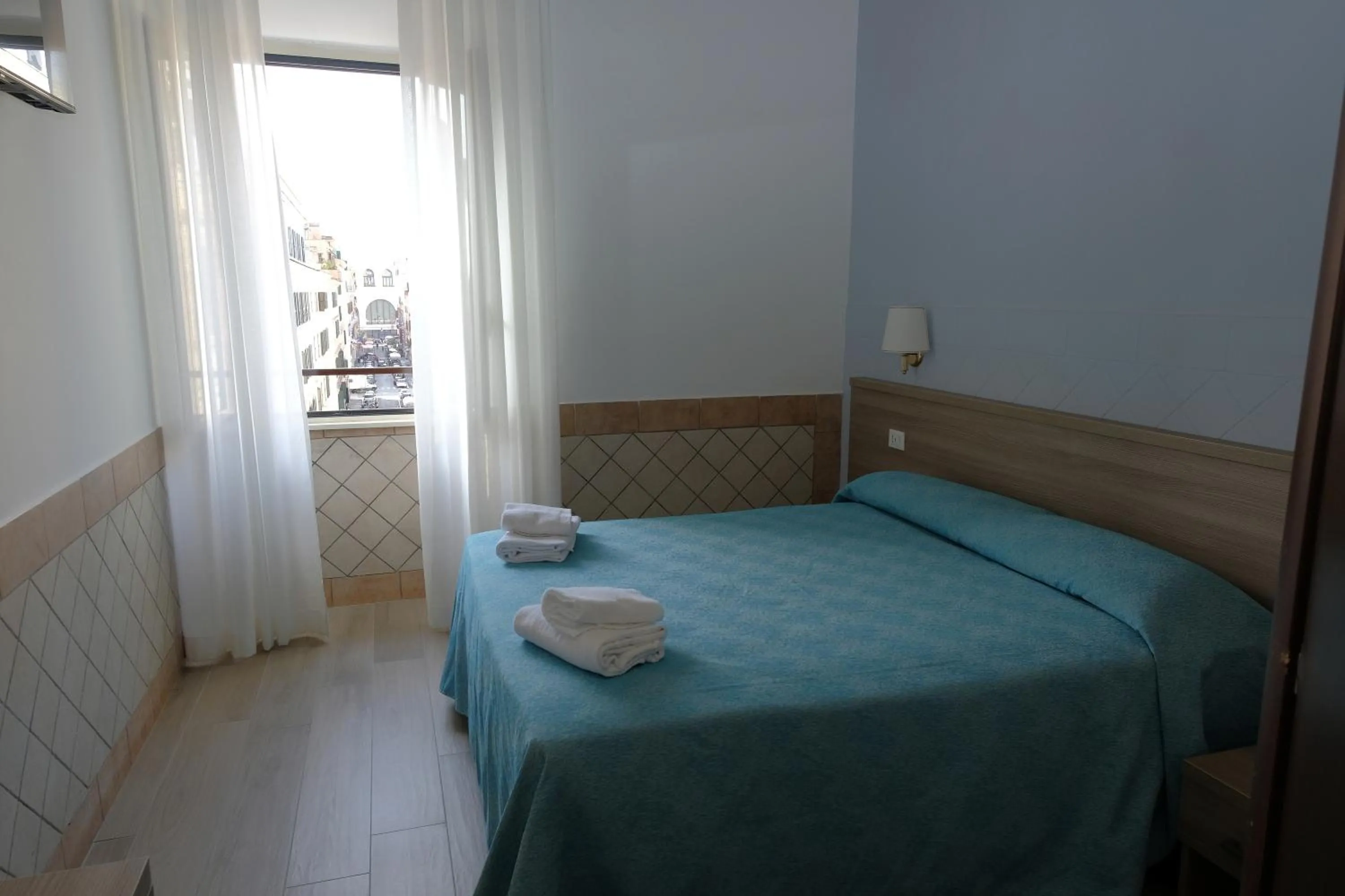 Bedroom, Bed in Square Inn