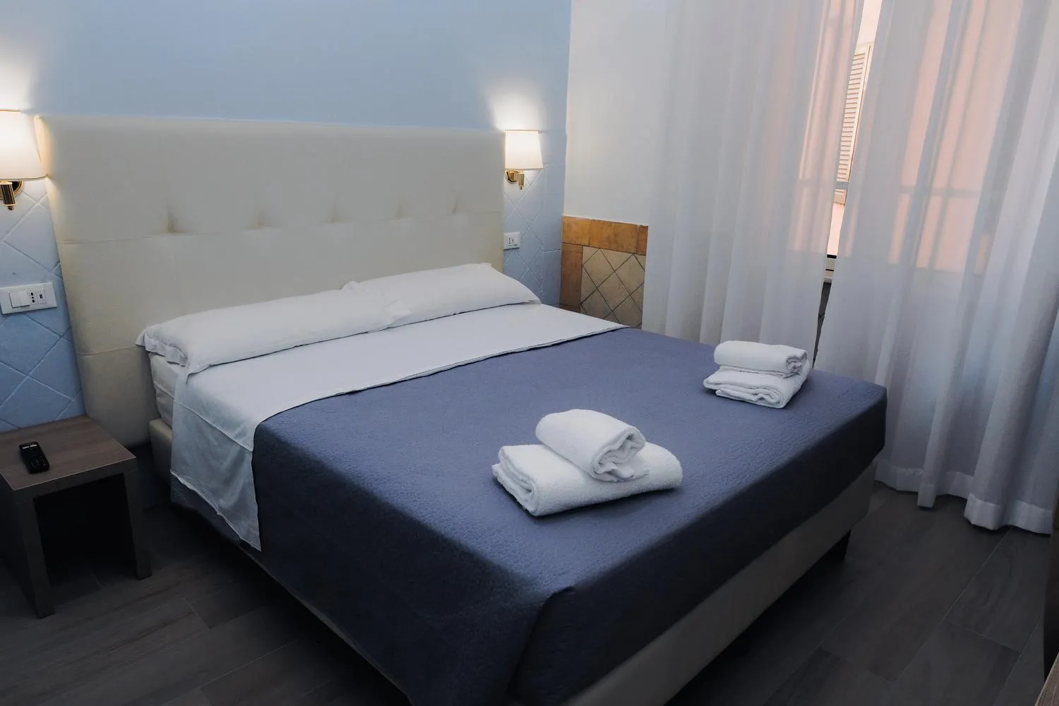 Bedroom, Bed in Square Inn