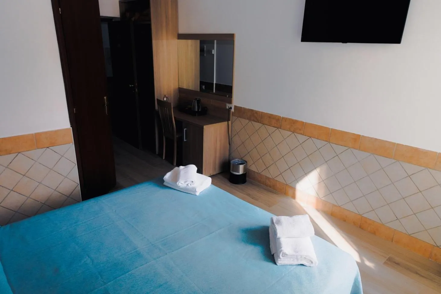 Bedroom, Bed in Square Inn