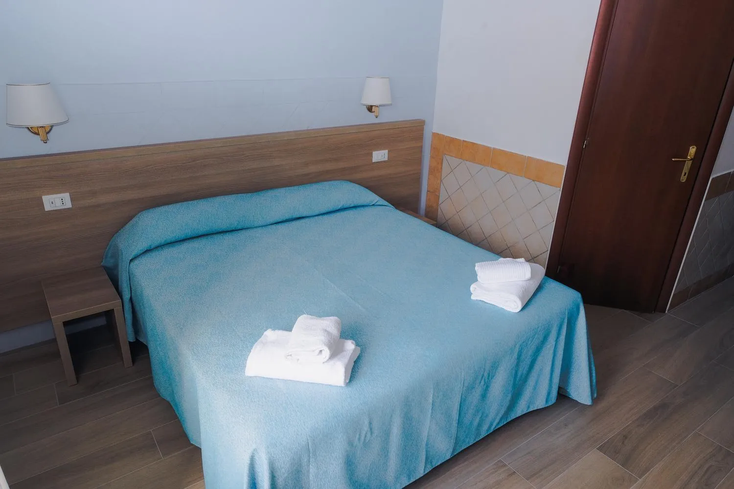 Bedroom, Bed in Square Inn