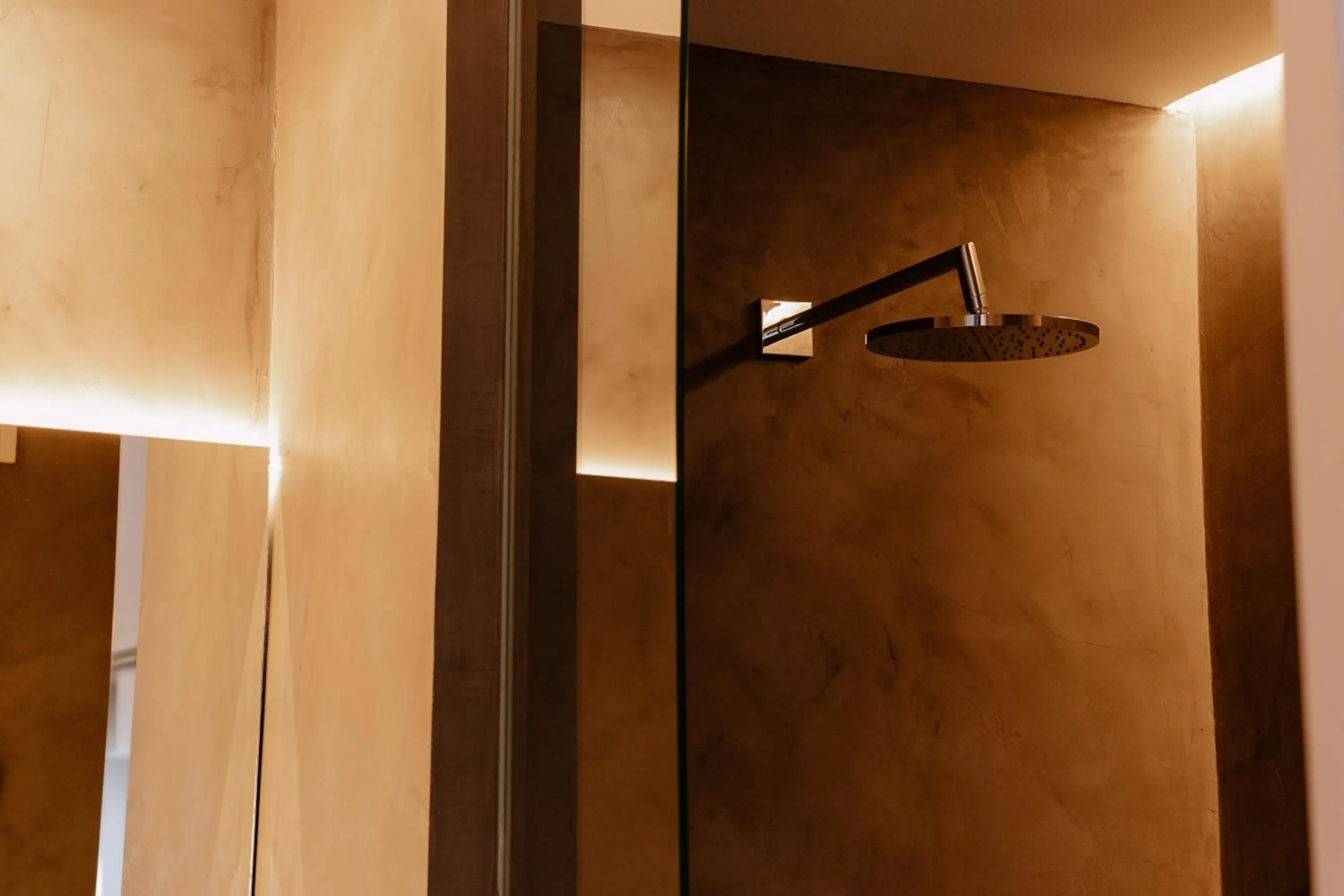 Shower in Casa del Cardenal