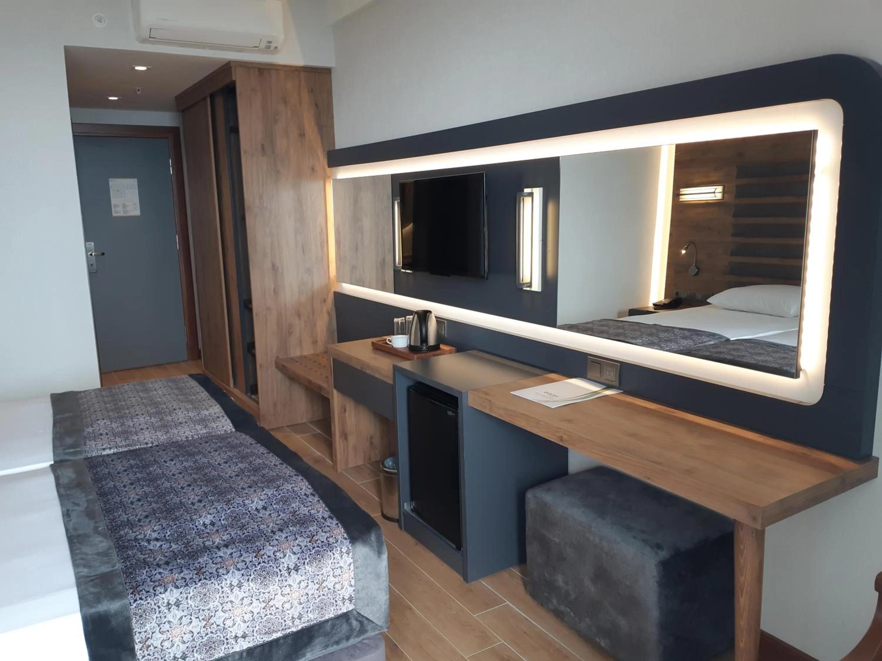 TV and multimedia, Bed in Riviera Zen Hotel Adult Only