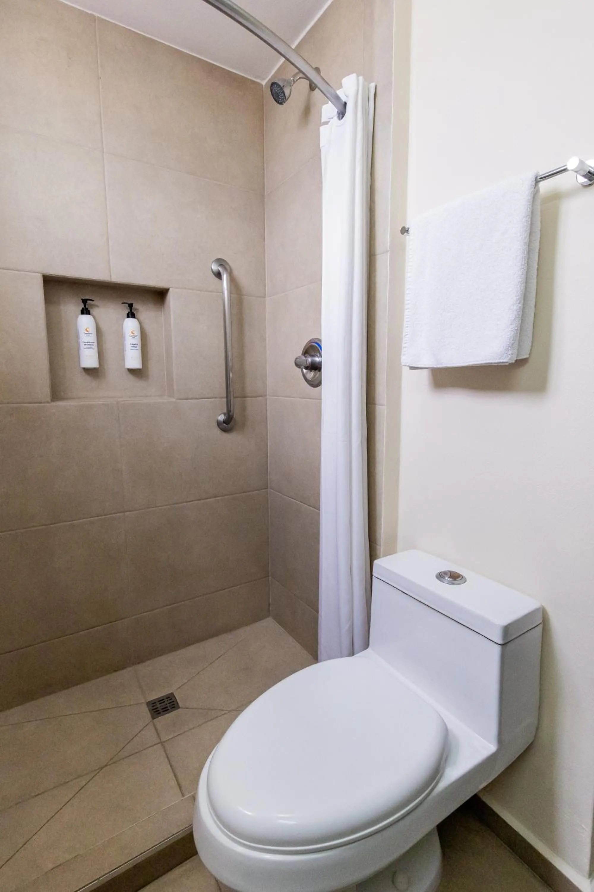 Shower in Comfort Inn San Luis Potosi