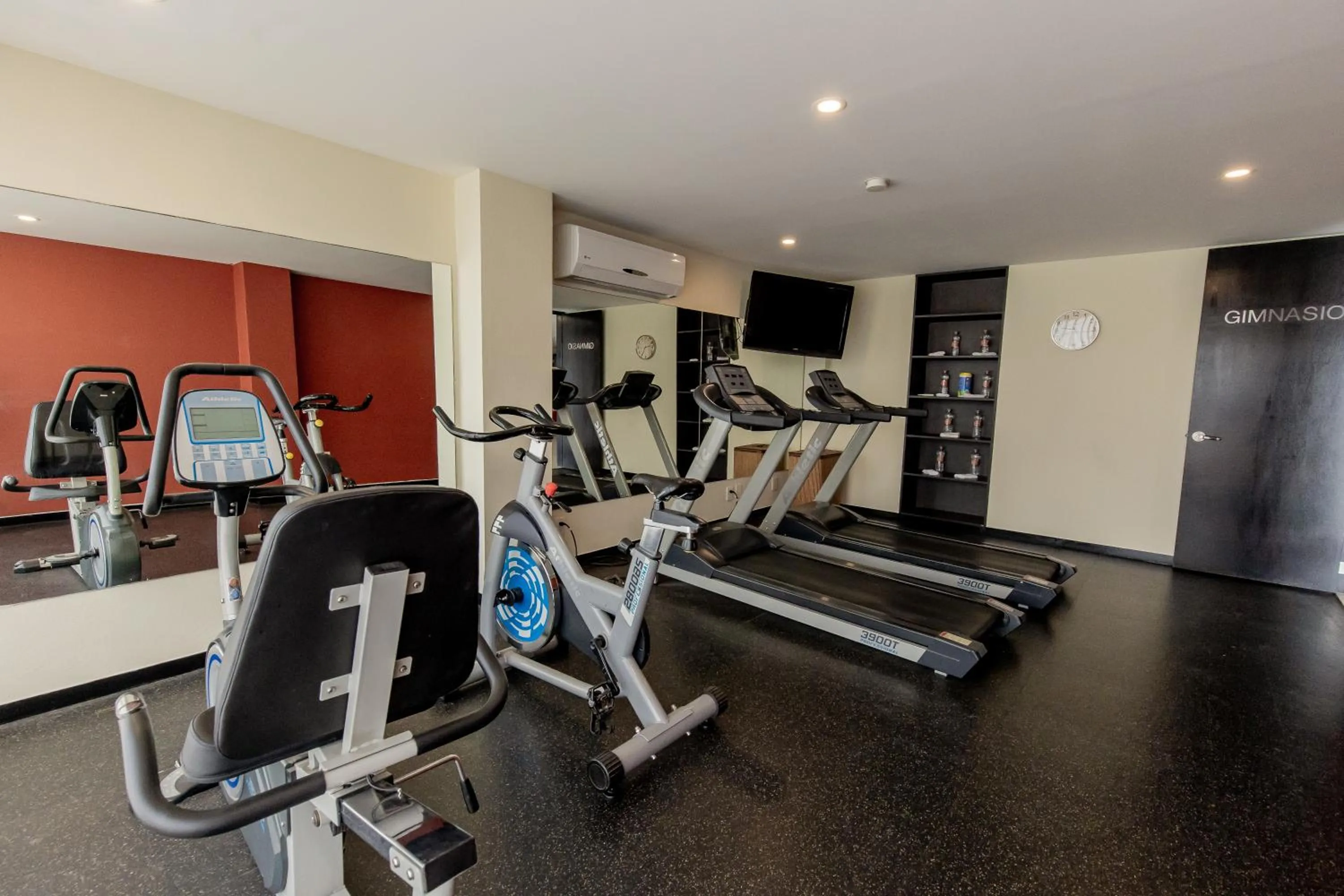 Fitness centre/facilities in Comfort Inn San Luis Potosi