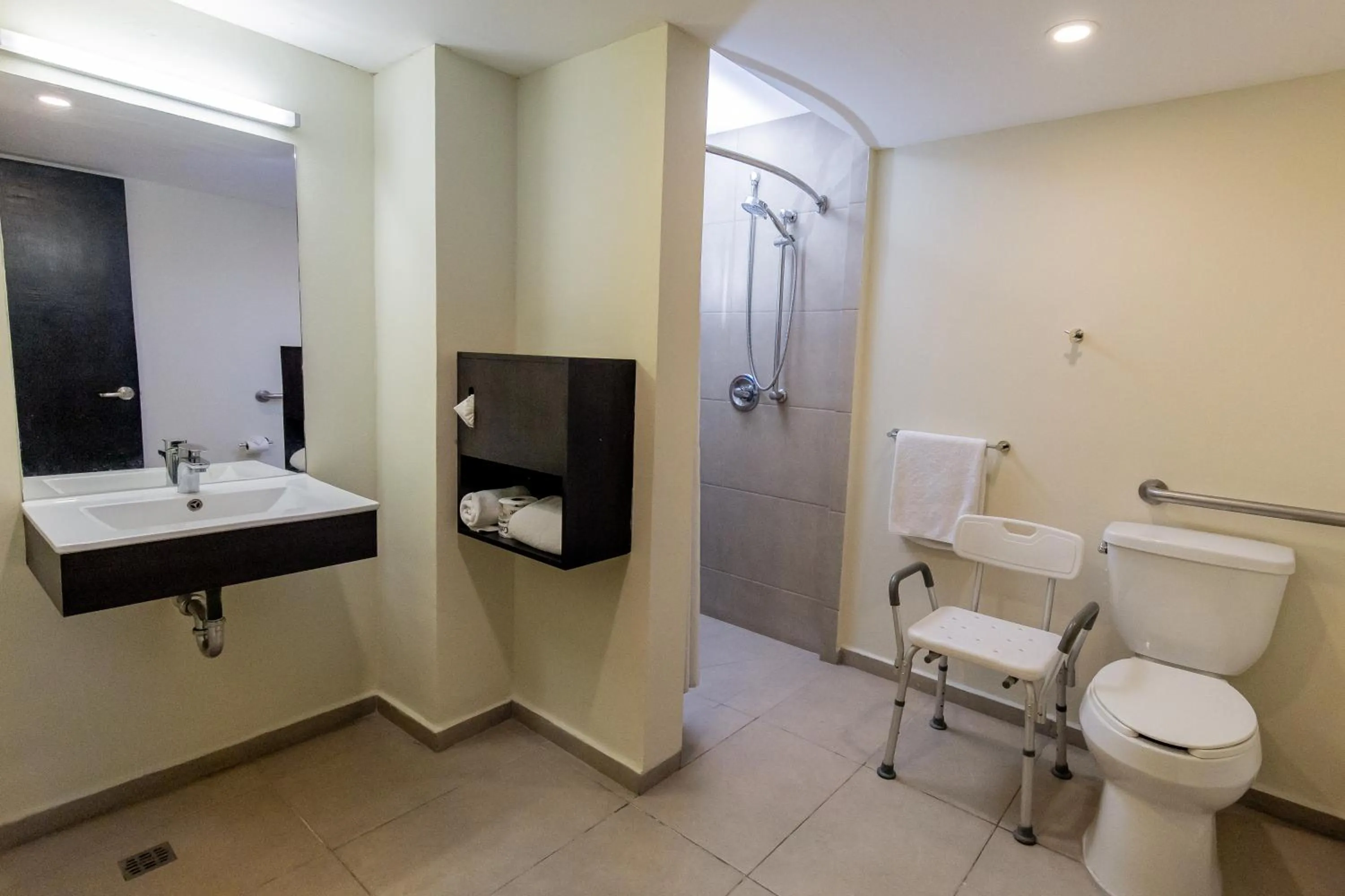 Shower in Comfort Inn San Luis Potosi