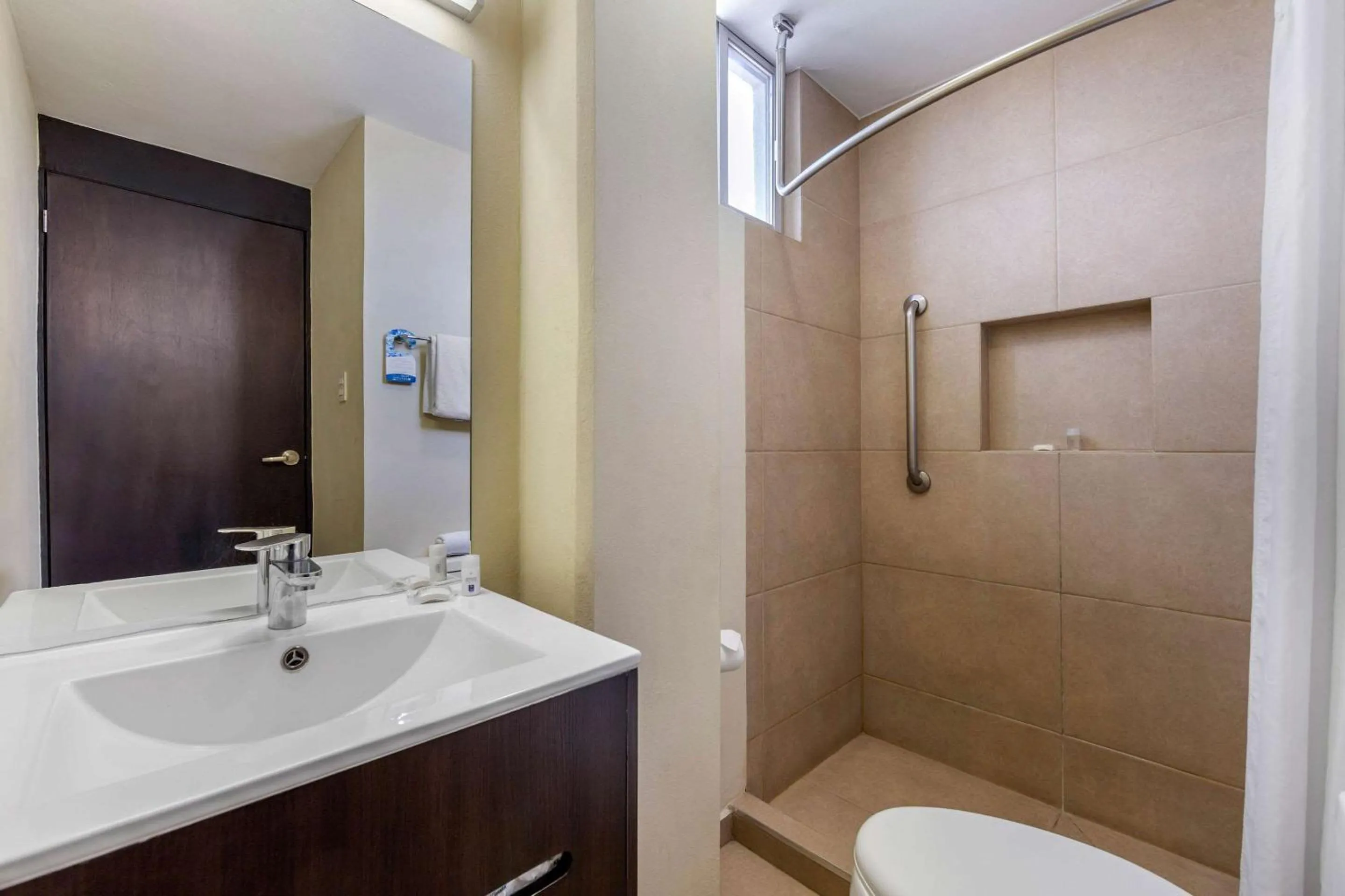 Shower in Comfort Inn San Luis Potosi