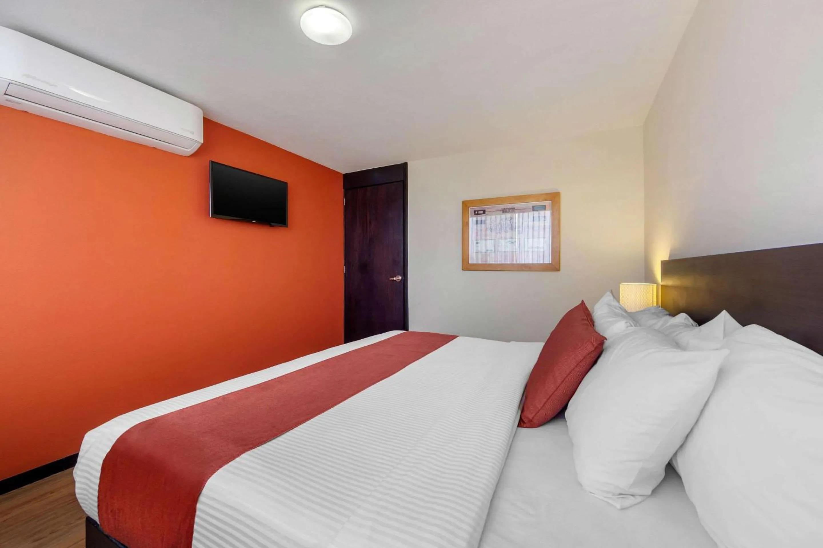 Communal lounge/ TV room, Bed in Comfort Inn San Luis Potosi