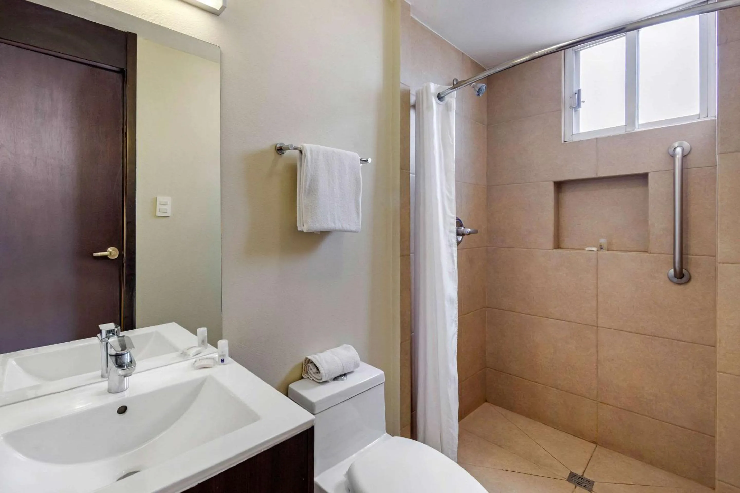 Shower in Comfort Inn San Luis Potosi