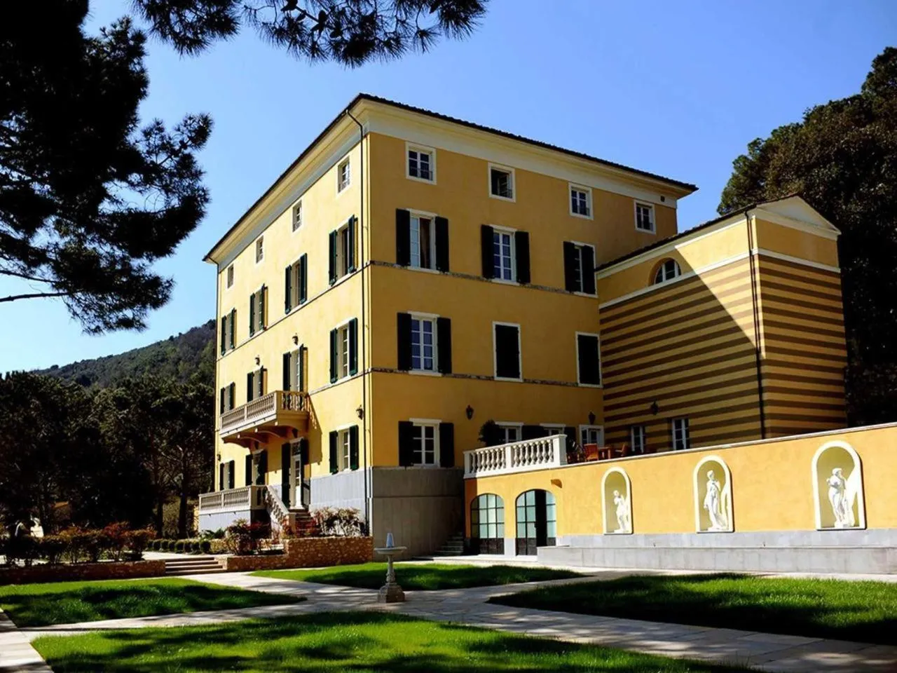 Property building in Hotel Villa Casanova