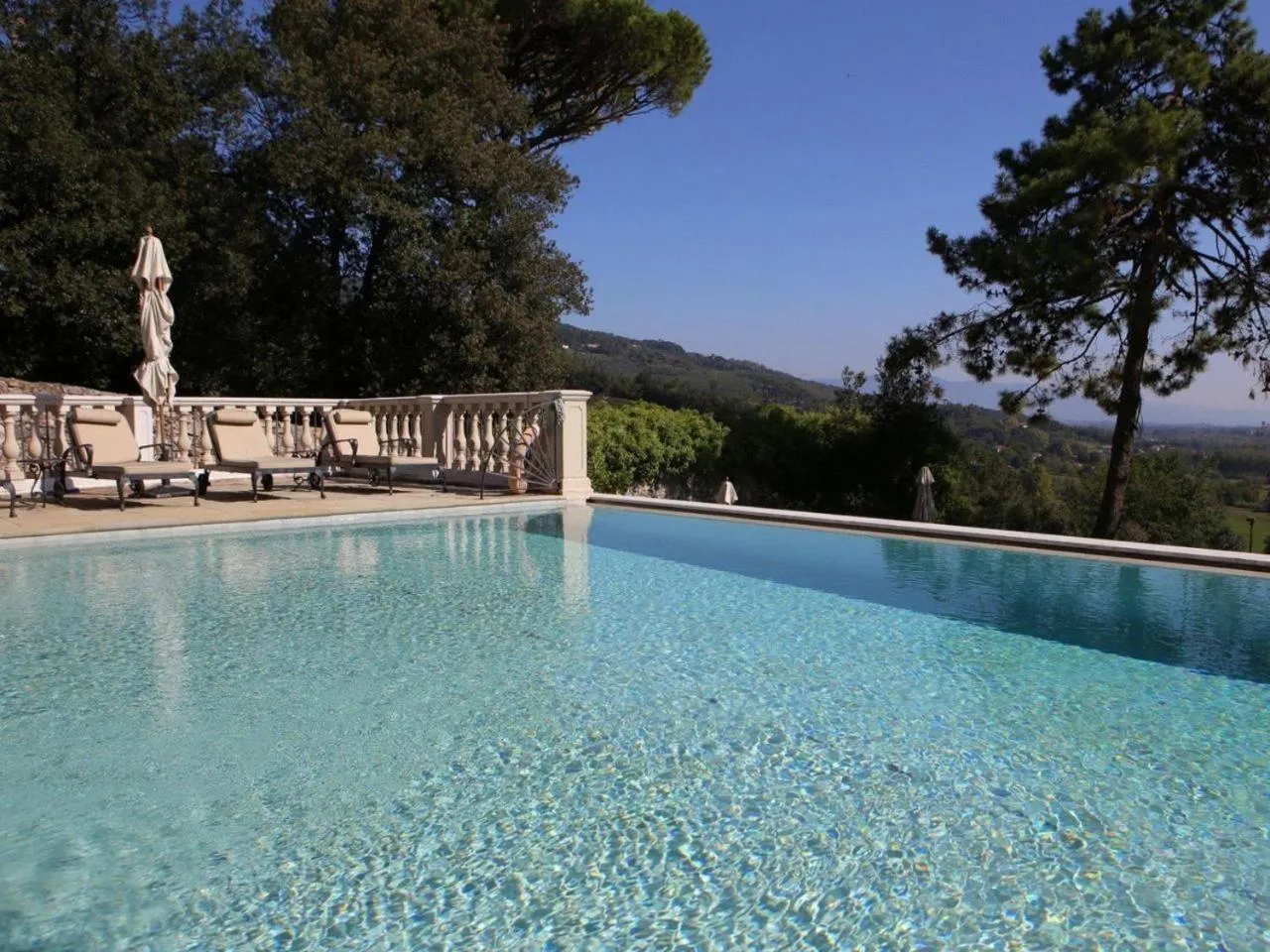 Swimming pool in Hotel Villa Casanova