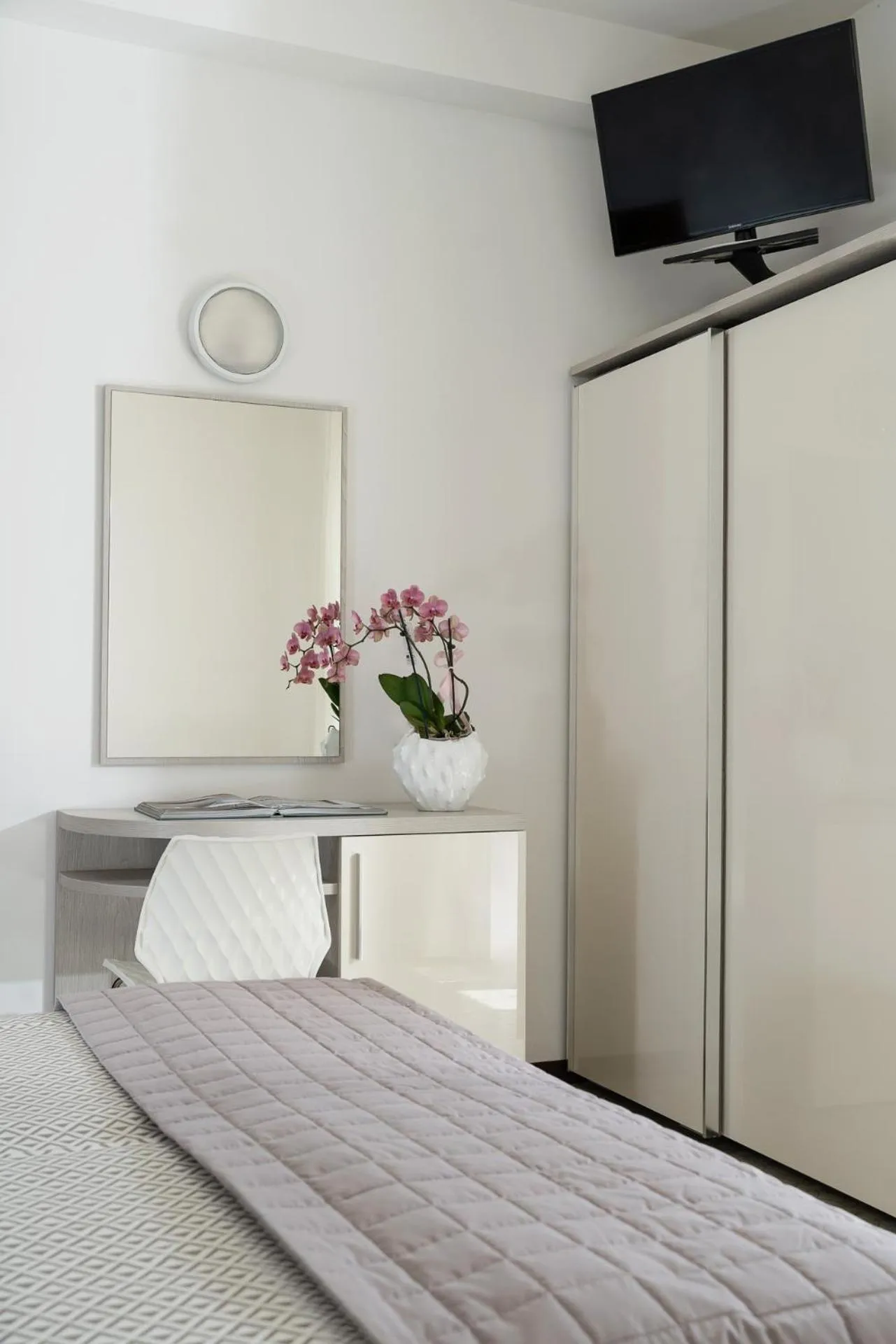 TV and multimedia, Bed in Hotel Lina