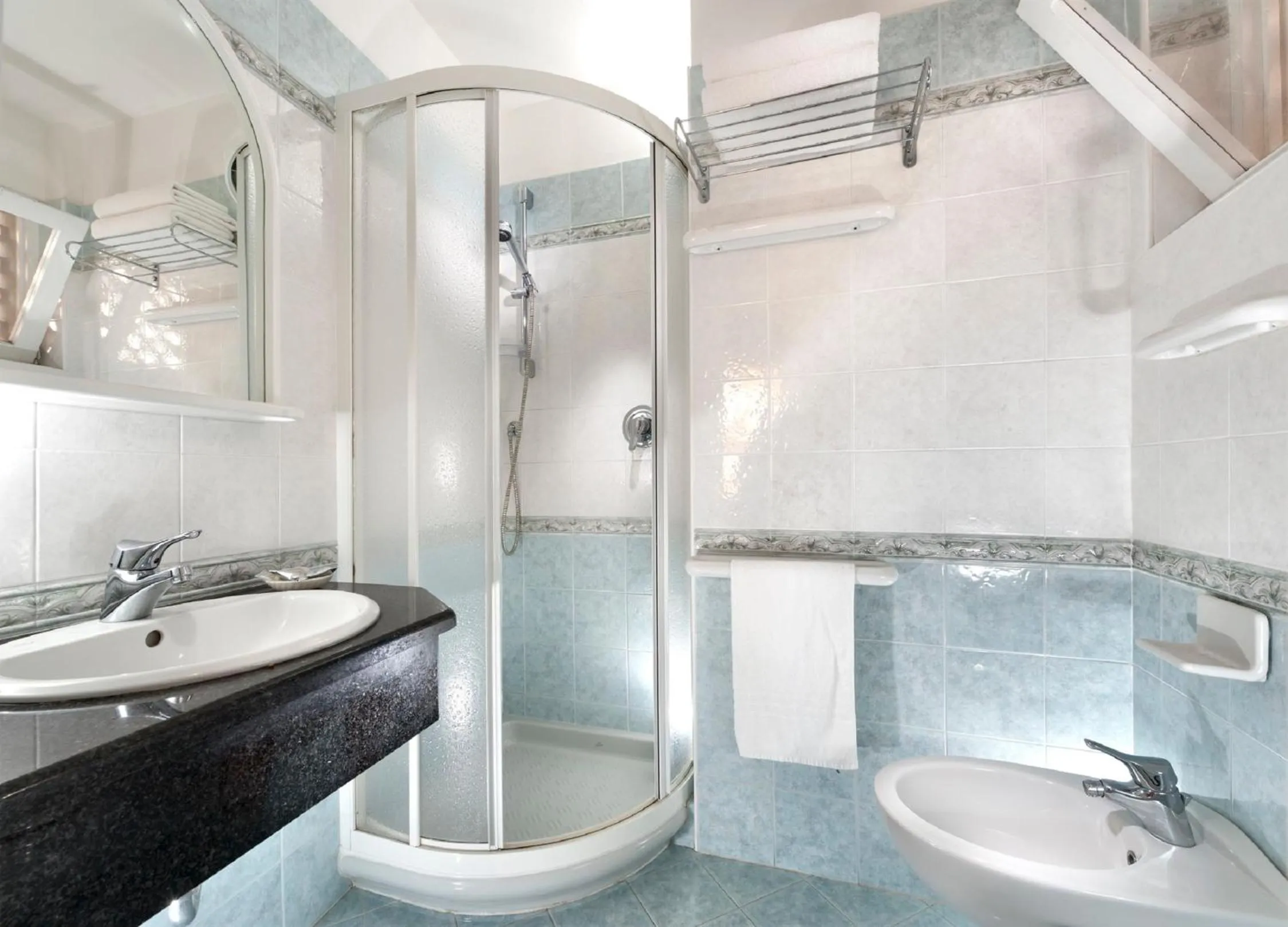 Shower in Hotel Lina