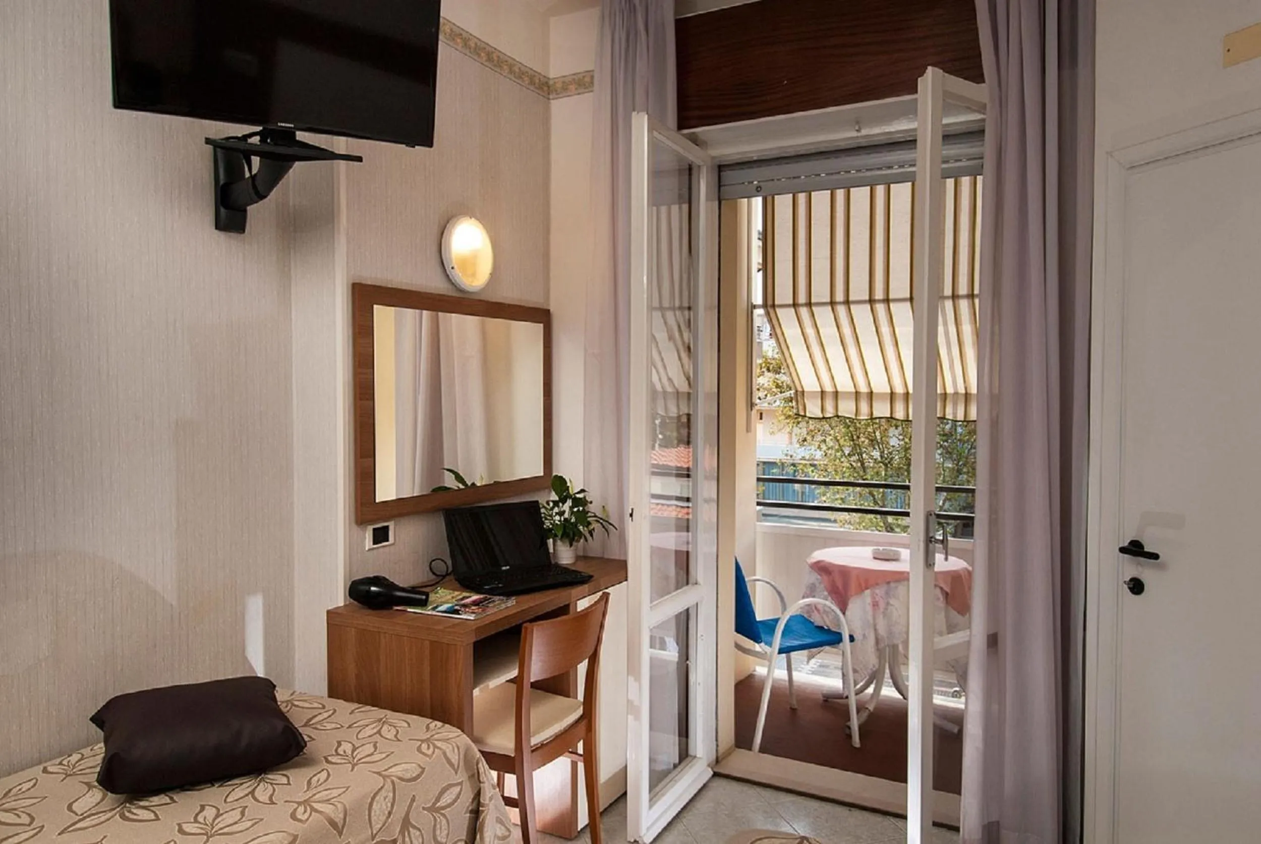 Bedroom, Bed in Hotel Lina