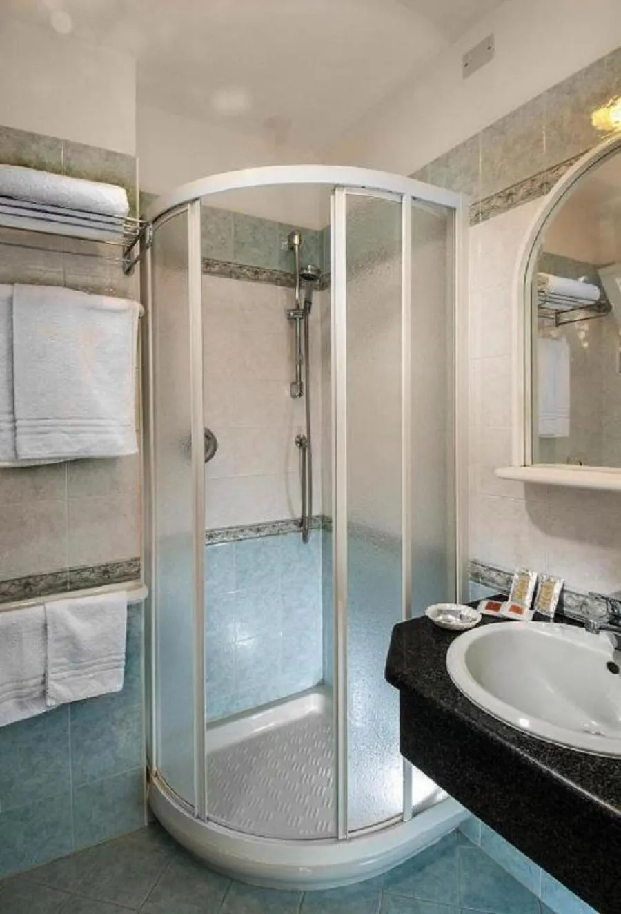 Shower in Hotel Lina