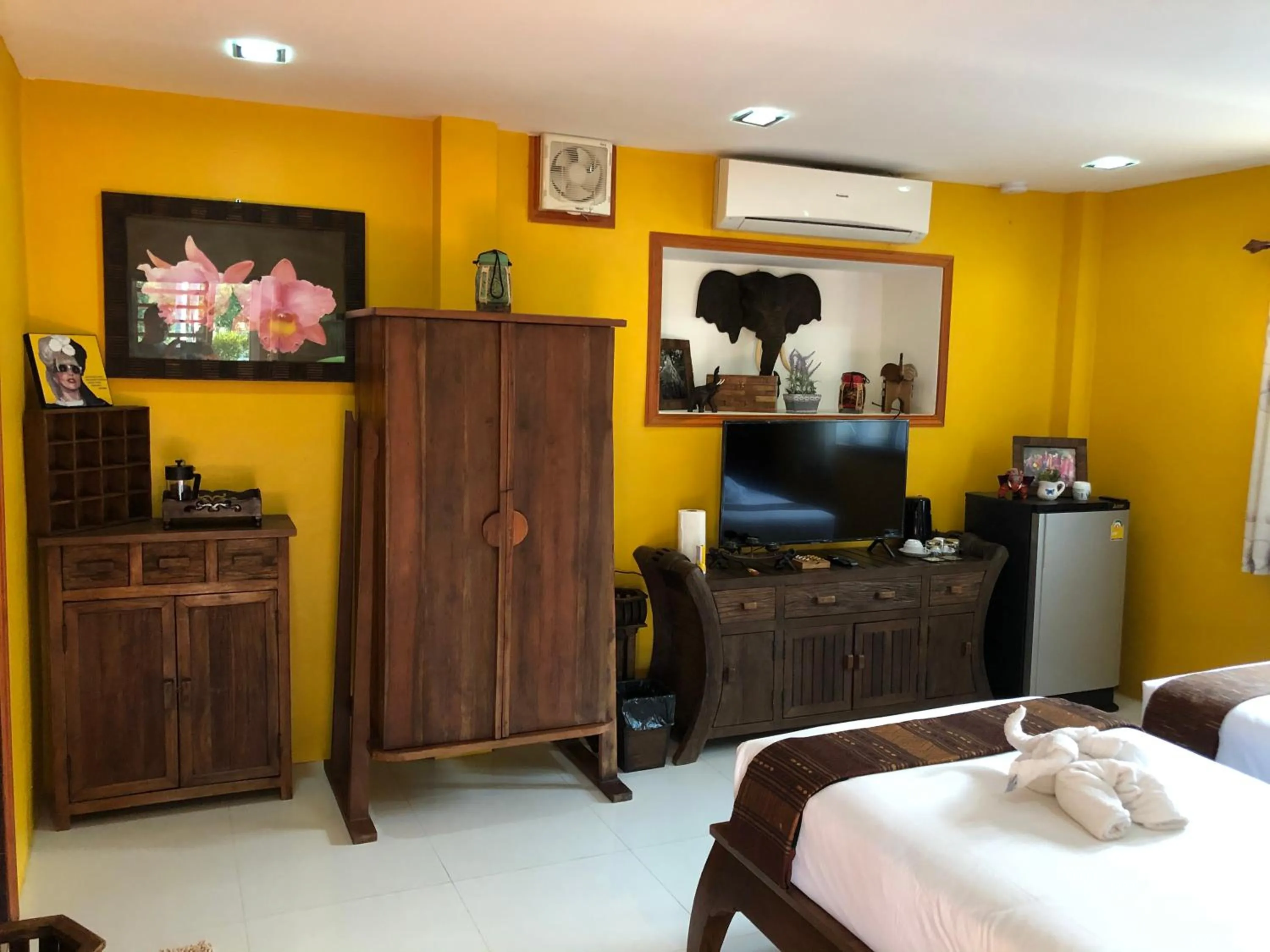 Coffee/tea facilities, Bed in On The Mekong Resort