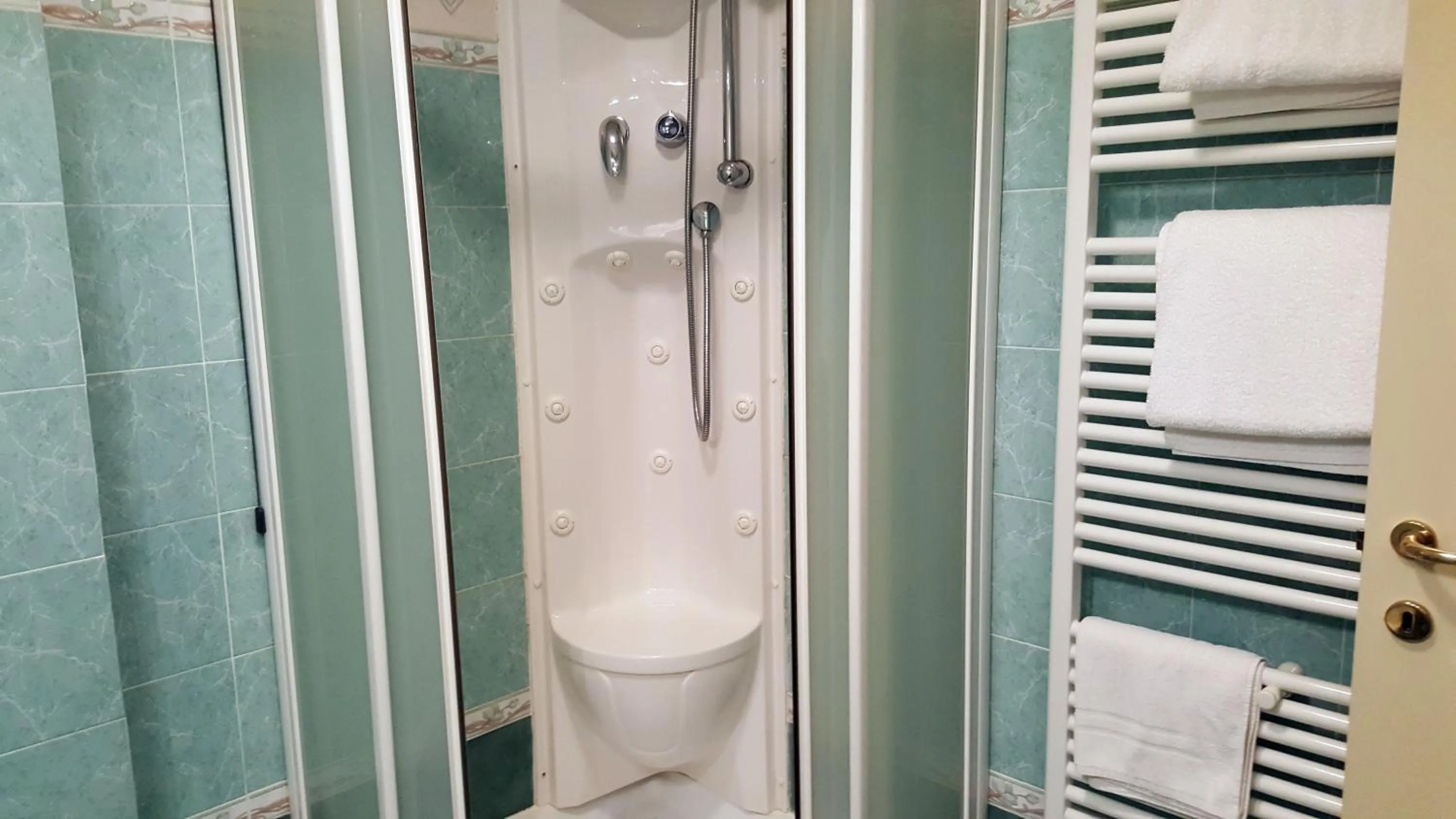 Shower in Grand Hotel Admiral Palace